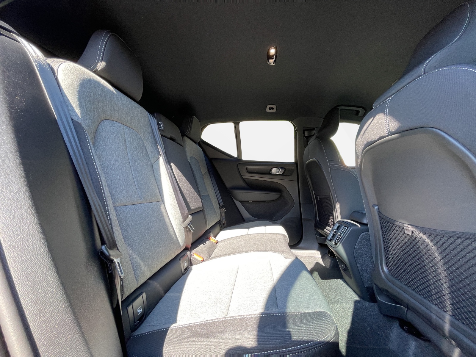 VOLVO XC40 2.0 B3 MH Plus Dark-image-17
