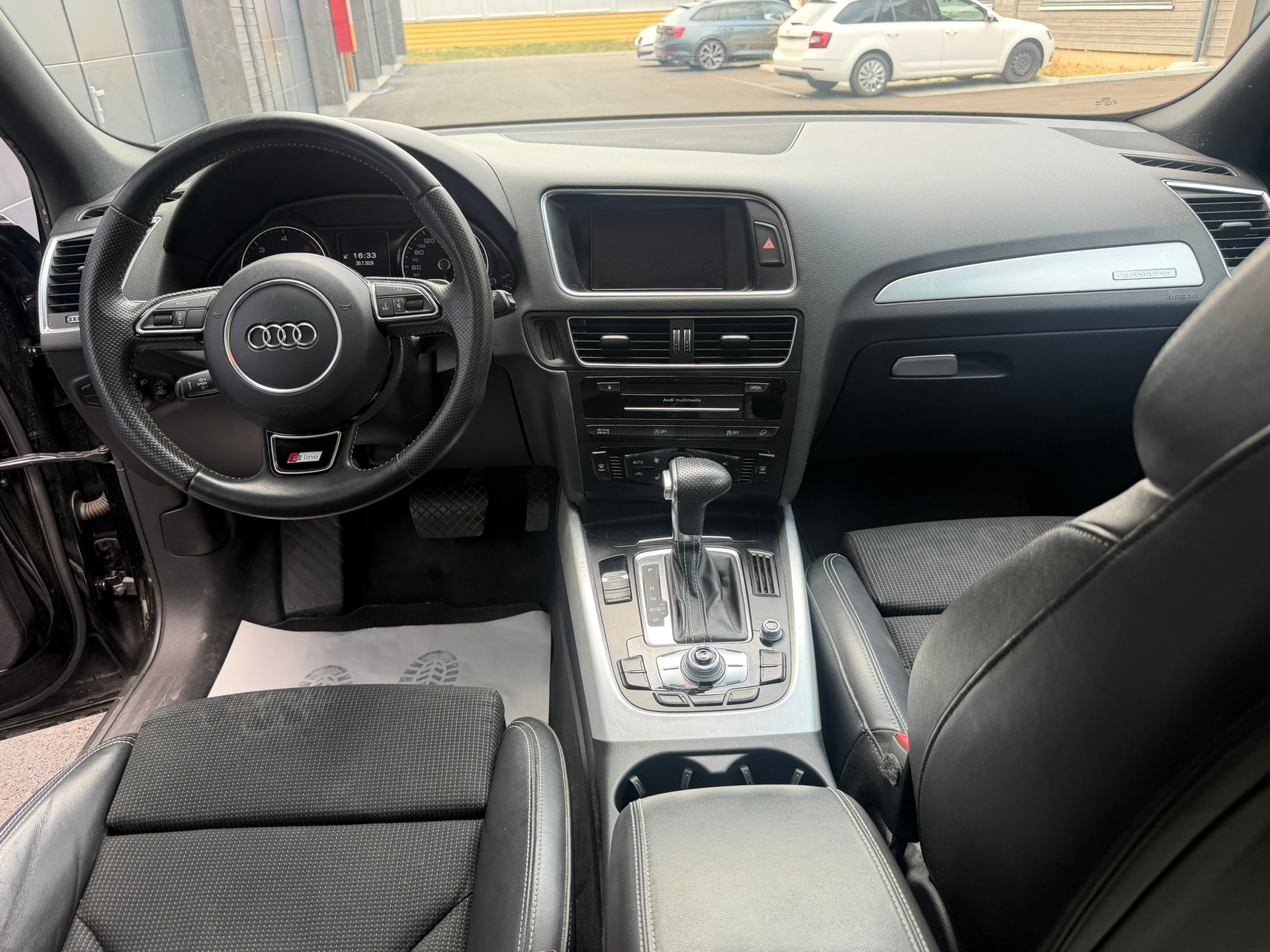 AUDI Q5 2.0 TDI quattro S-tronic S Line-image-8