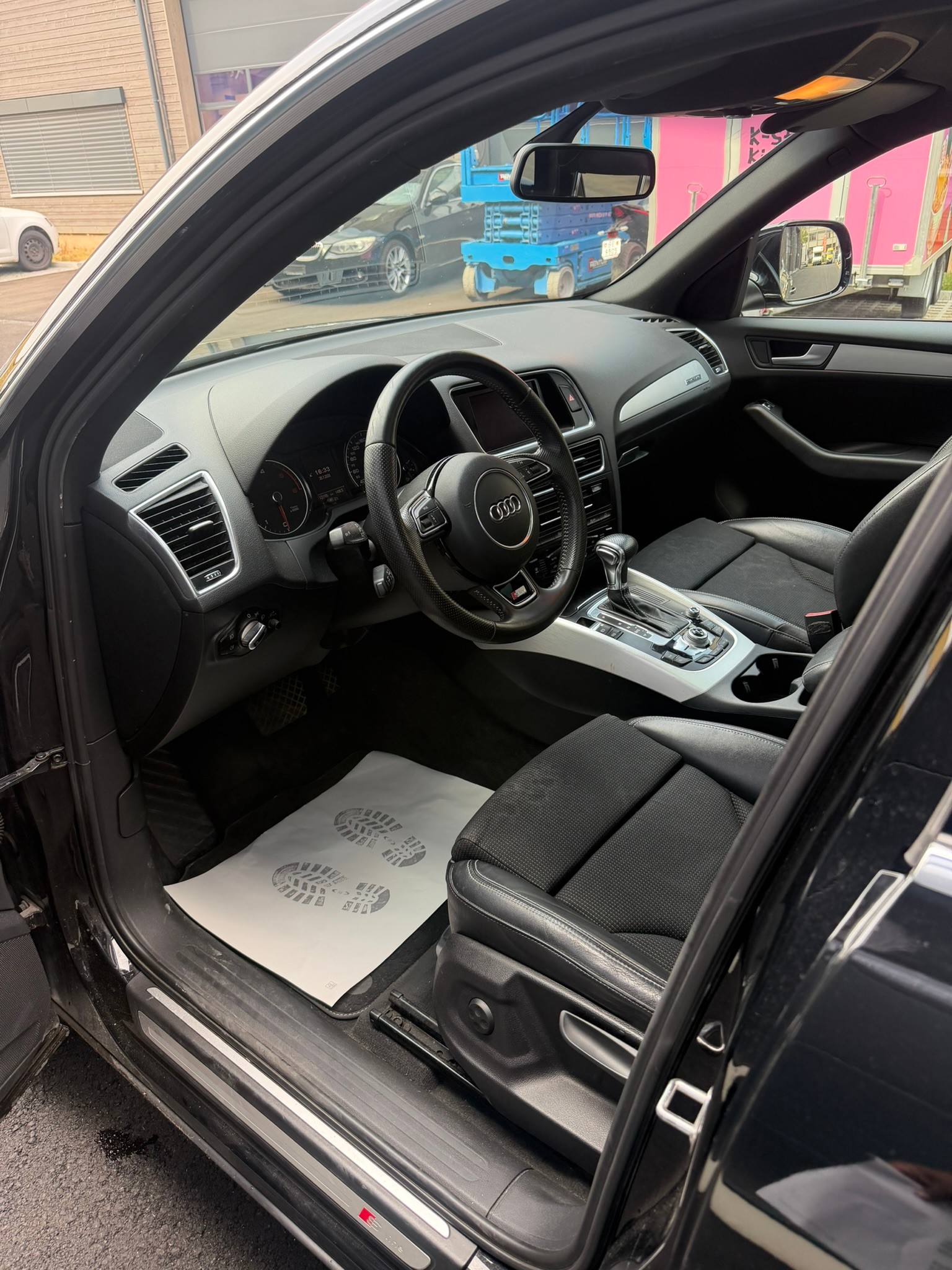 AUDI Q5 2.0 TDI quattro S-tronic S Line-image-7