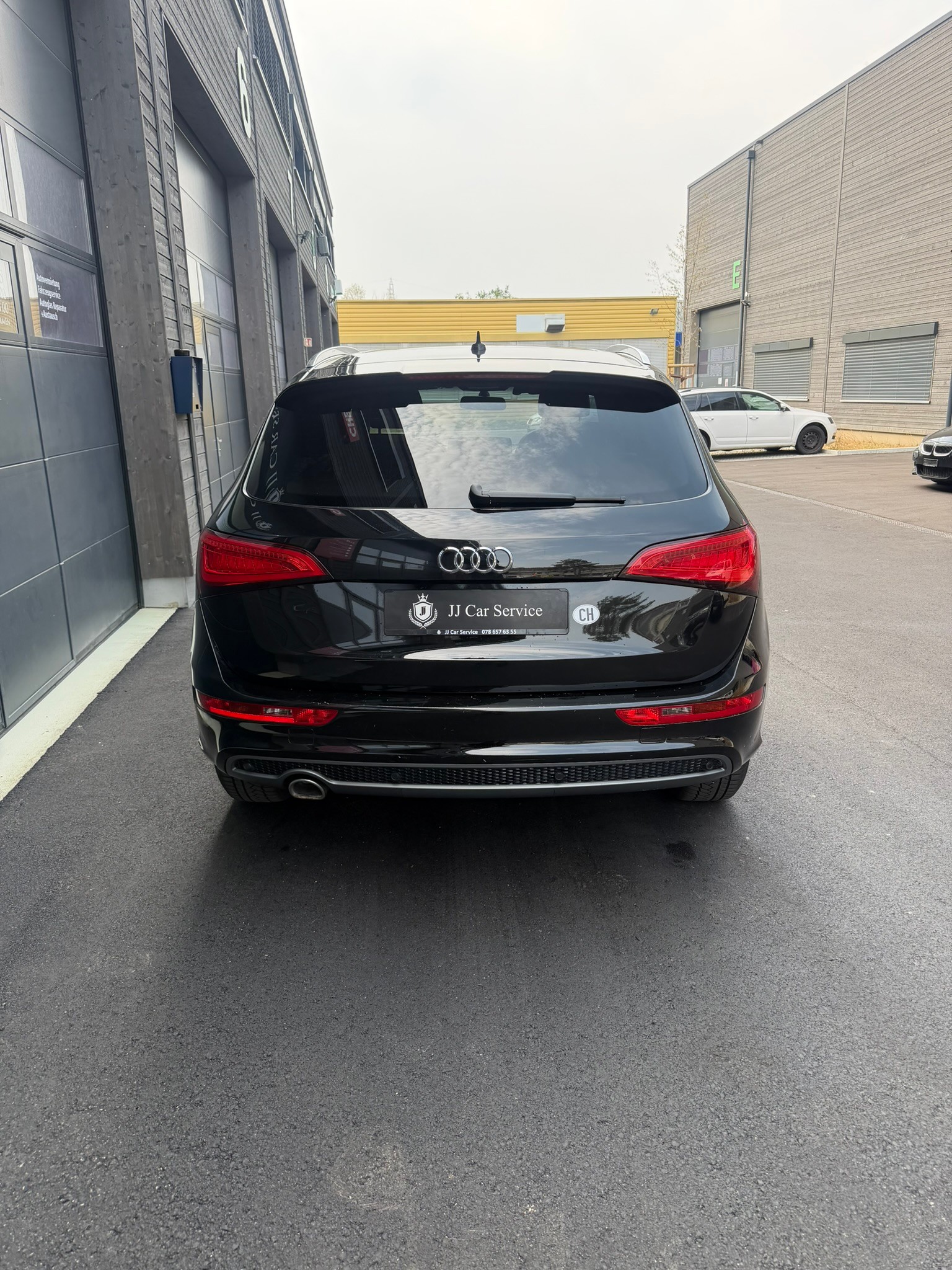 AUDI Q5 2.0 TDI quattro S-tronic S Line-image-4
