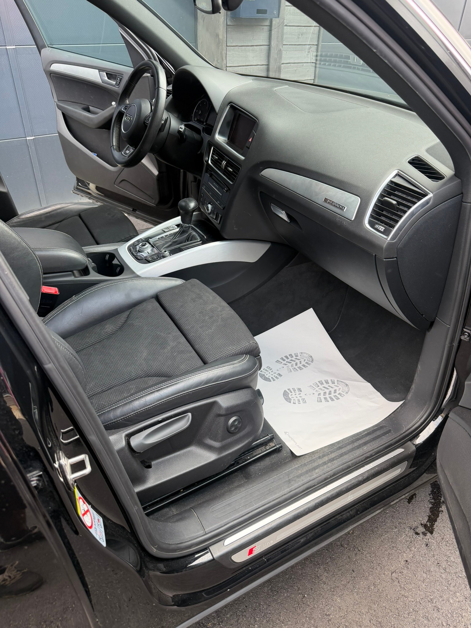 AUDI Q5 2.0 TDI quattro S-tronic S Line-image-9