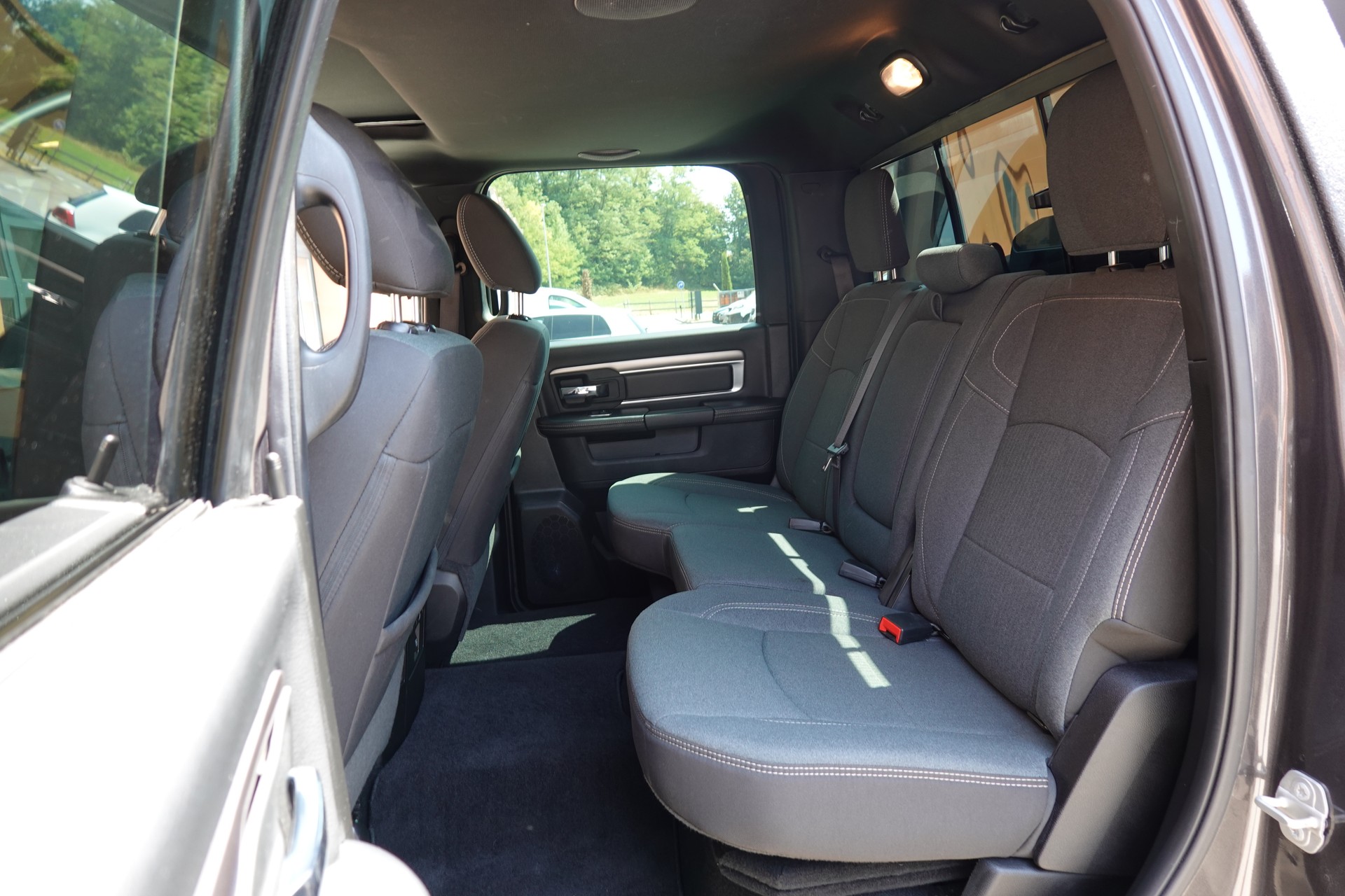 DODGE 1500 - "Peinture Raptor * Tempomat * Camera de recul * Crochet d'attelage pour 3500kg * Son Alpine"-image-24