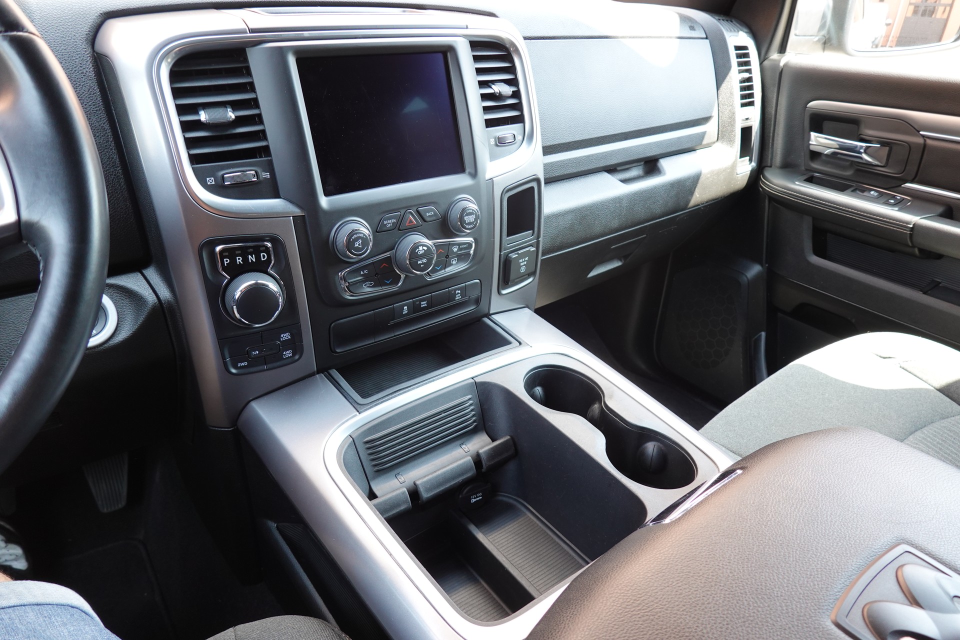 DODGE 1500 - "Peinture Raptor * Tempomat * Camera de recul * Crochet d'attelage pour 3500kg * Son Alpine"-image-15