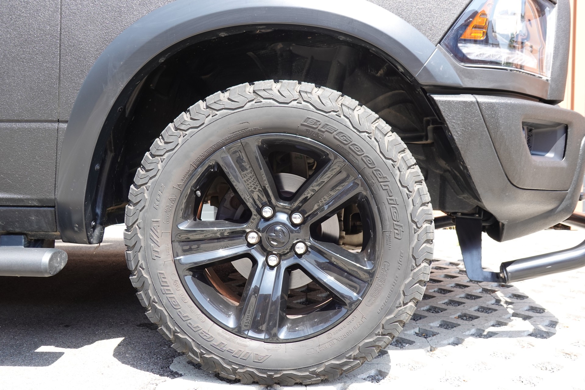 DODGE 1500 - "Peinture Raptor * Tempomat * Camera de recul * Crochet d'attelage pour 3500kg * Son Alpine"-image-4