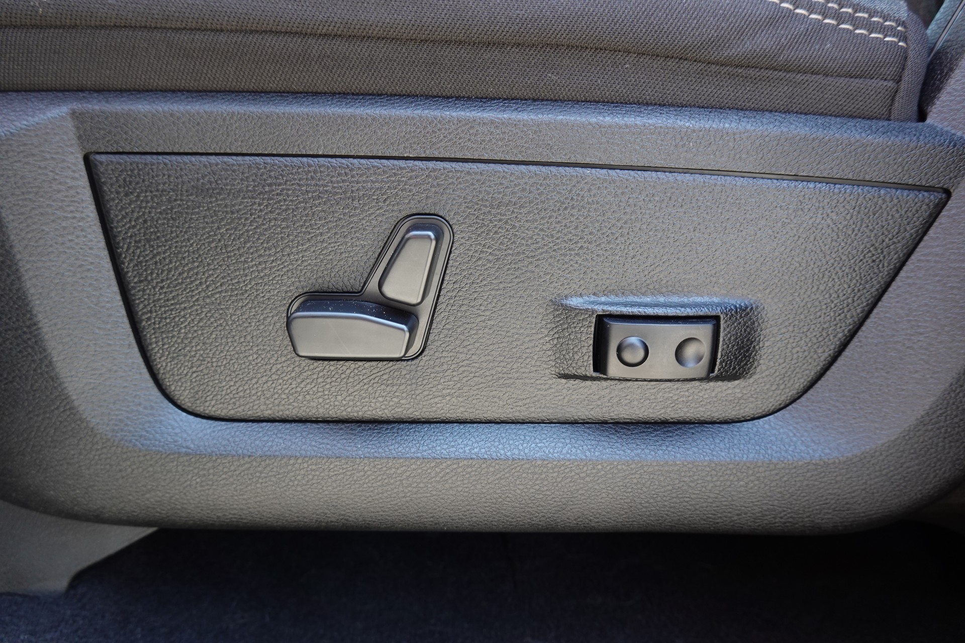 DODGE 1500 - "Peinture Raptor * Tempomat * Camera de recul * Crochet d'attelage pour 3500kg * Son Alpine"-image-22