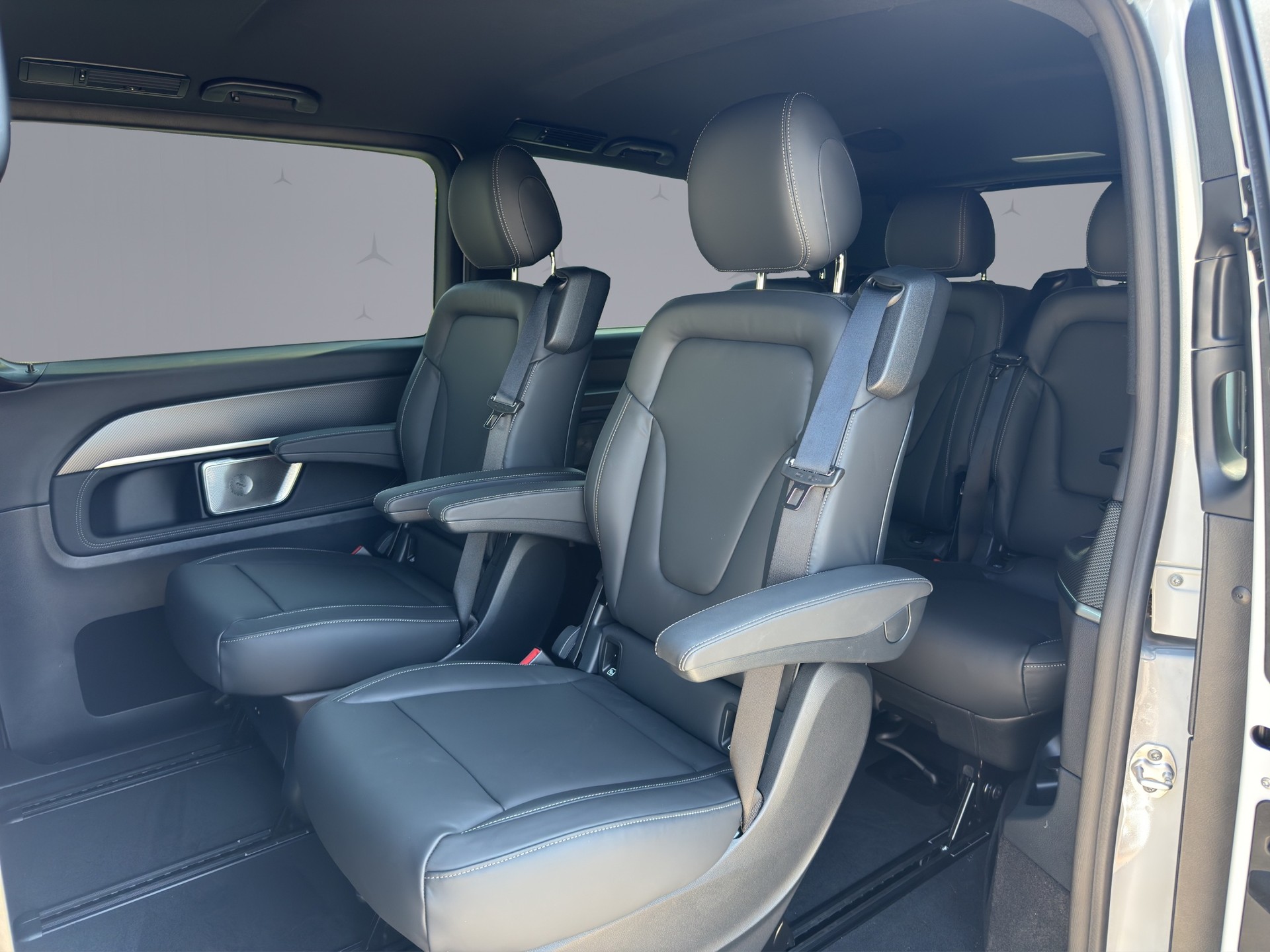 MERCEDES-BENZ V 300 d Swiss Ed. lang 4matic Van-image-11