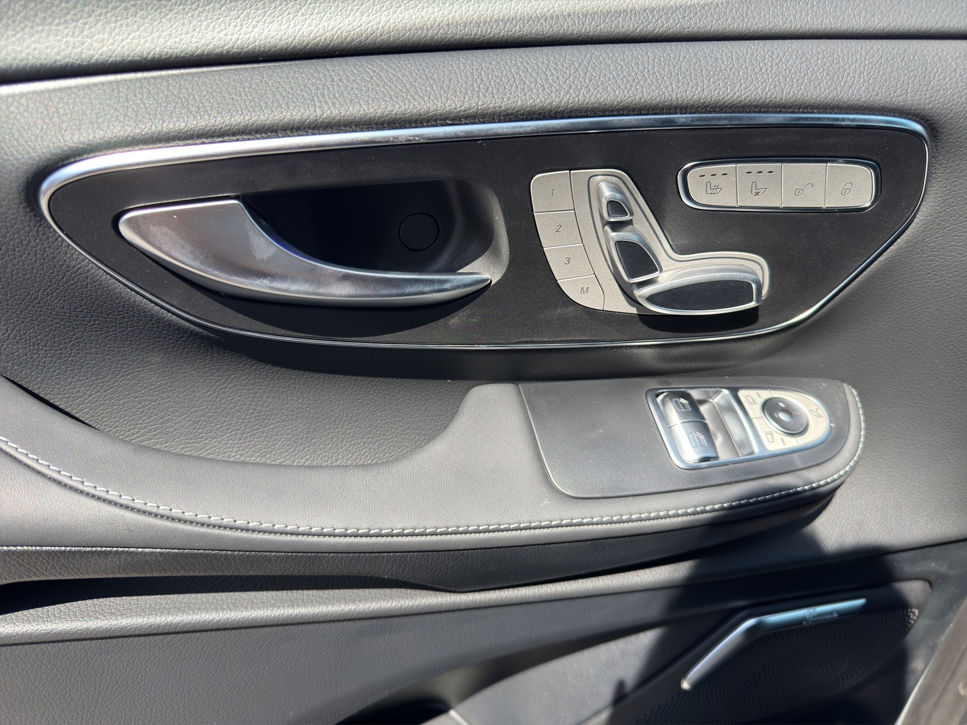 MERCEDES-BENZ V 300 d Swiss Ed. lang 4matic Van-image-9