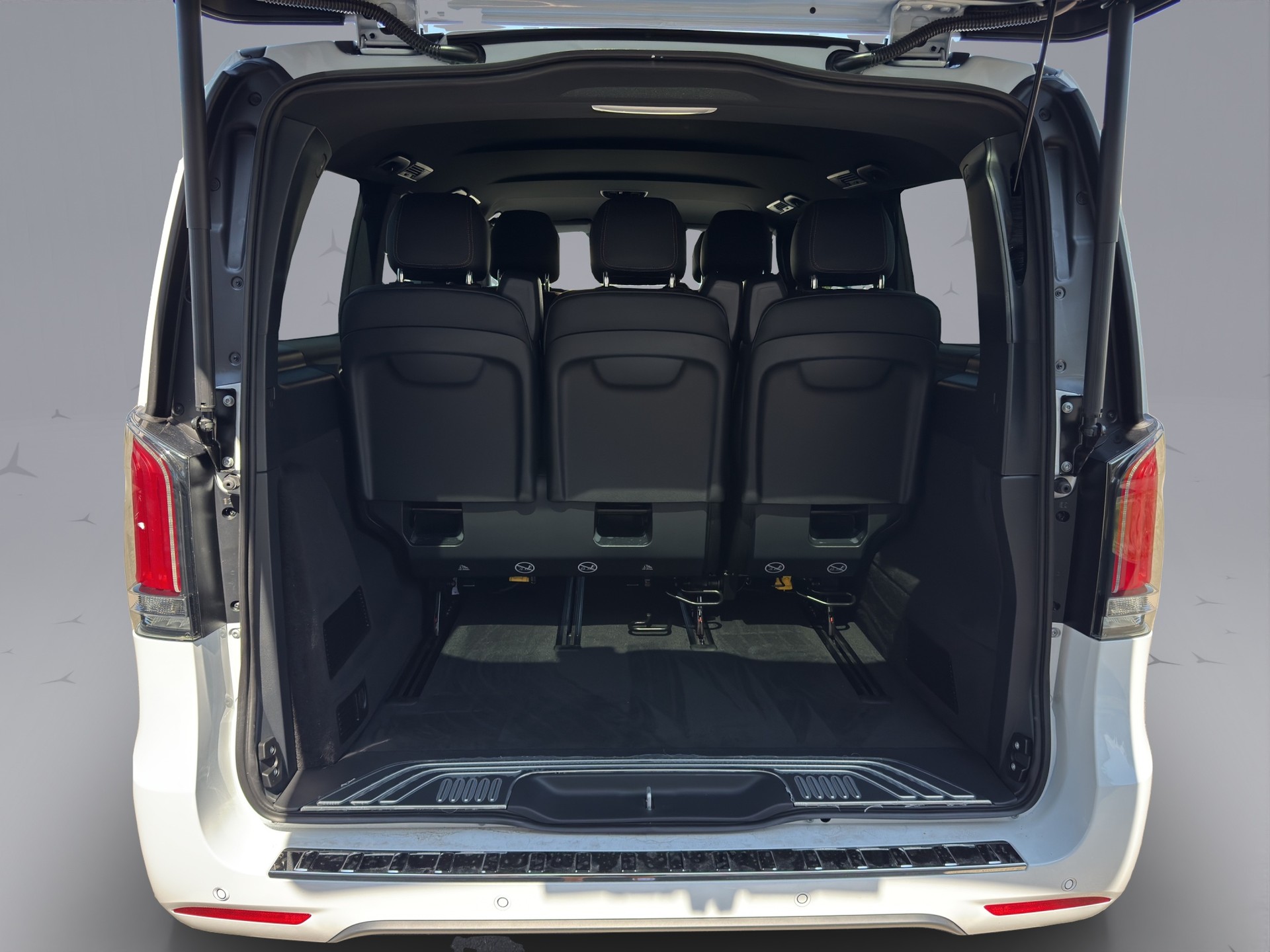 MERCEDES-BENZ V 300 d Swiss Ed. lang 4matic Van-image-17