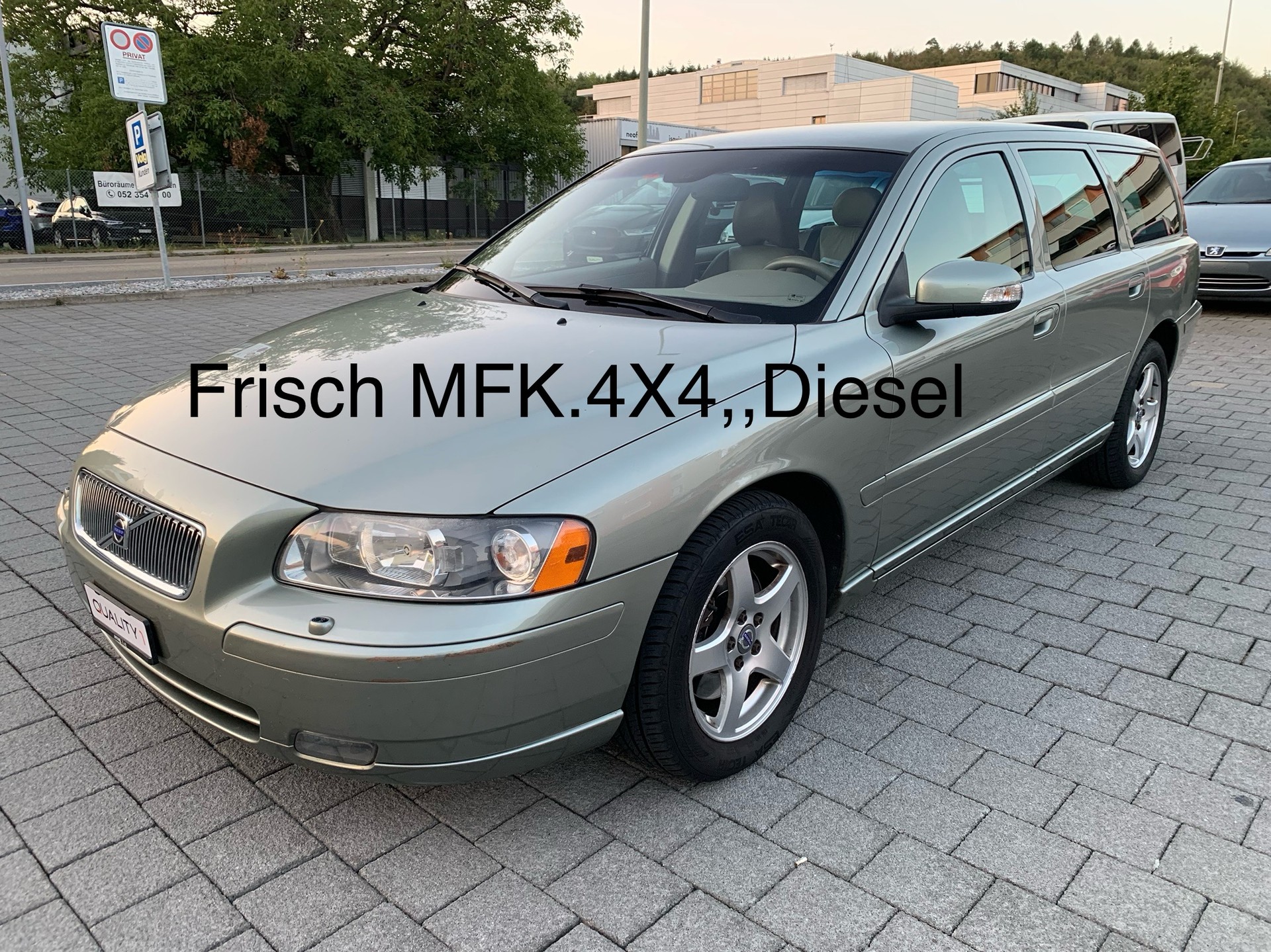 VOLVO V70 D5 AWD Momentum-image-0