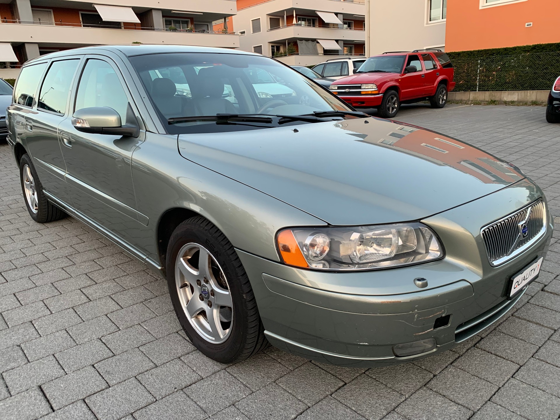 VOLVO V70 D5 AWD Momentum-image-1
