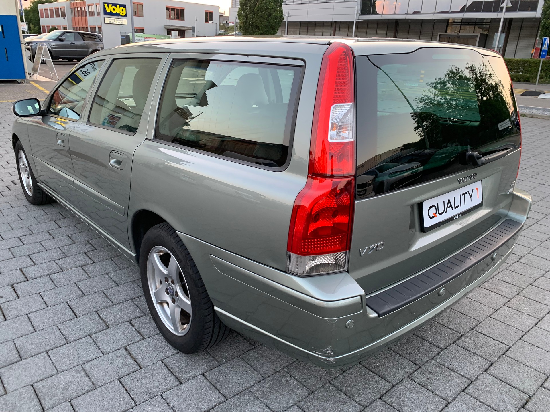 VOLVO V70 D5 AWD Momentum-image-2