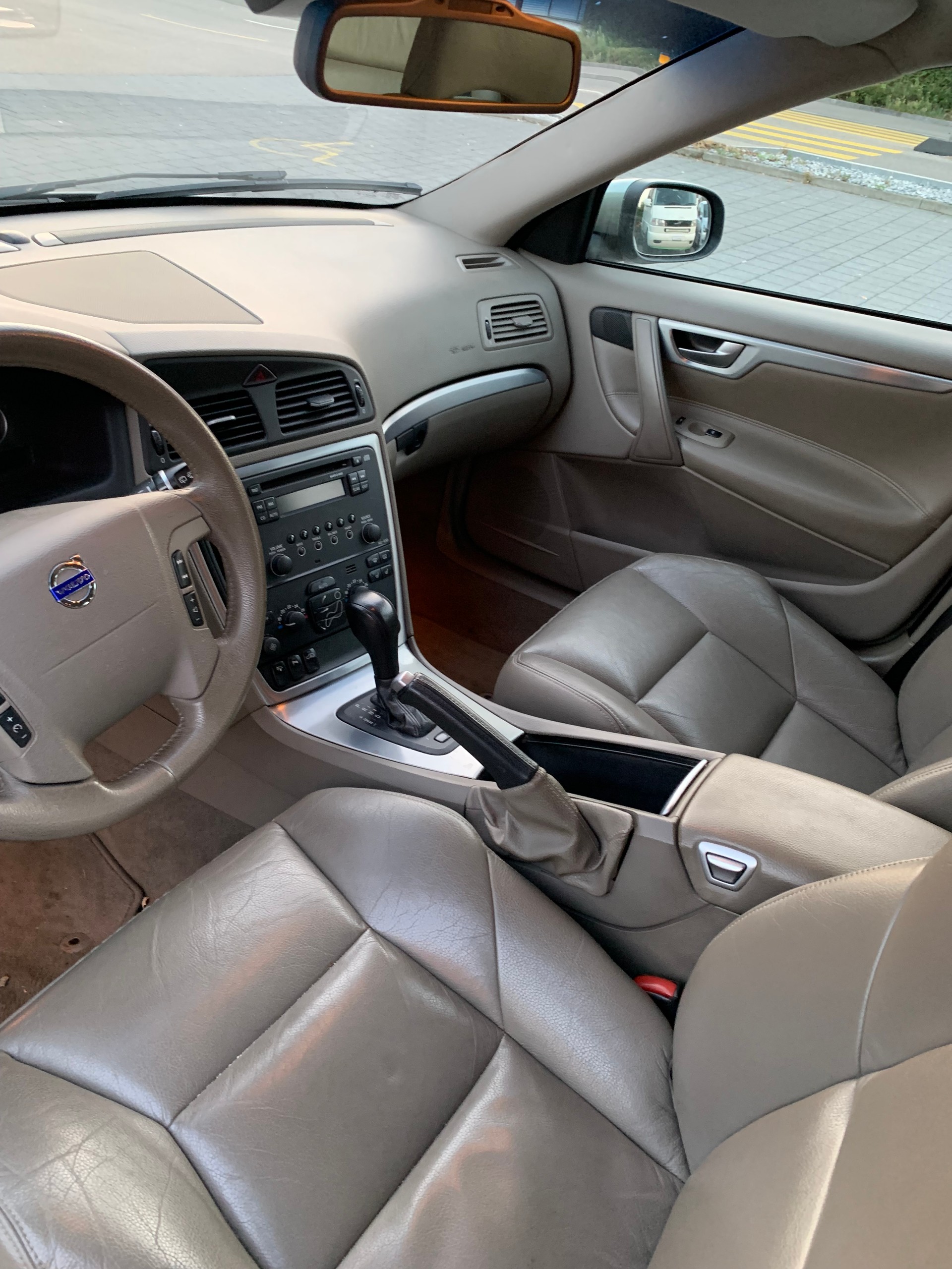 VOLVO V70 D5 AWD Momentum-image-9