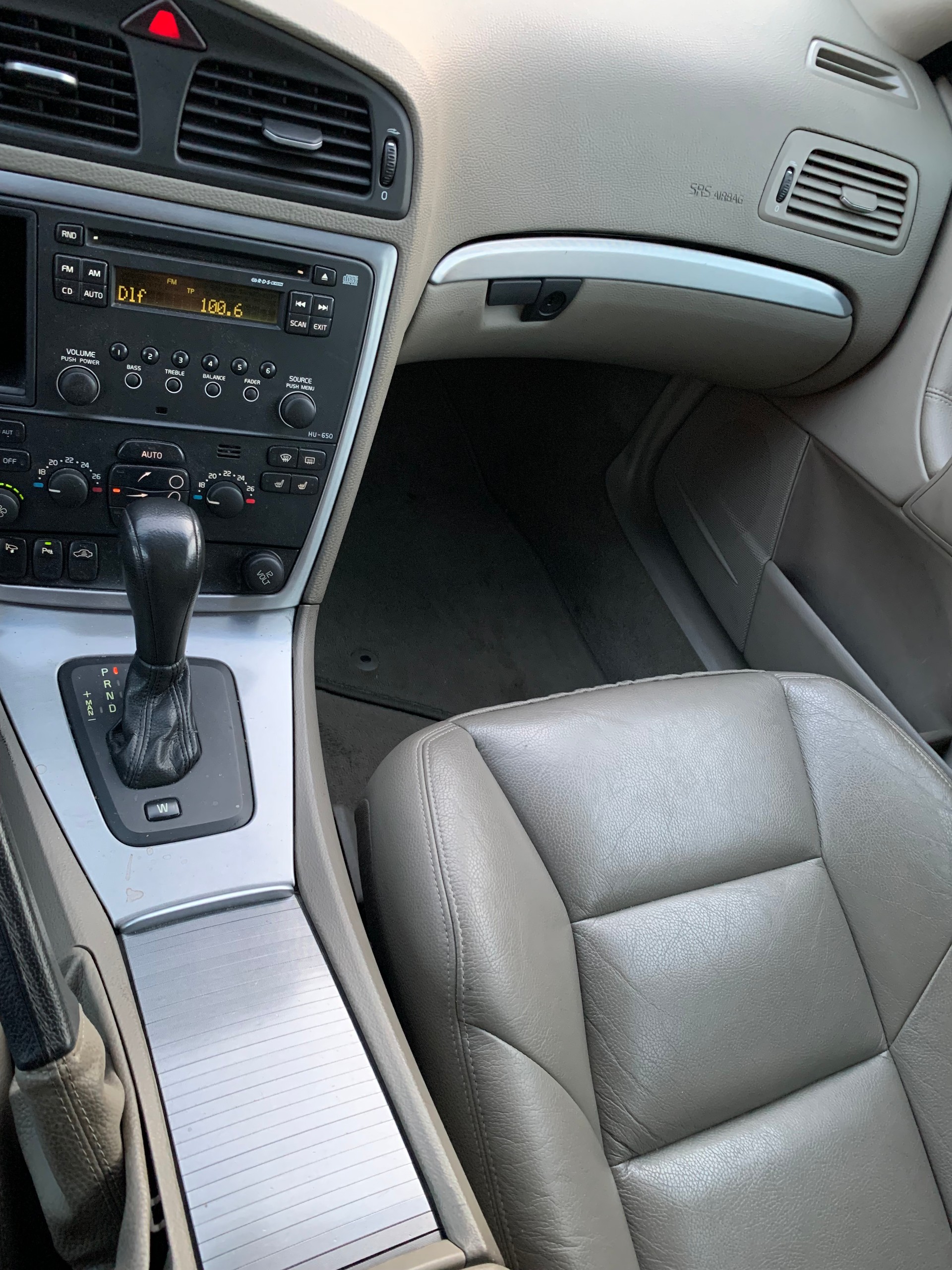 VOLVO V70 D5 AWD Momentum-image-10