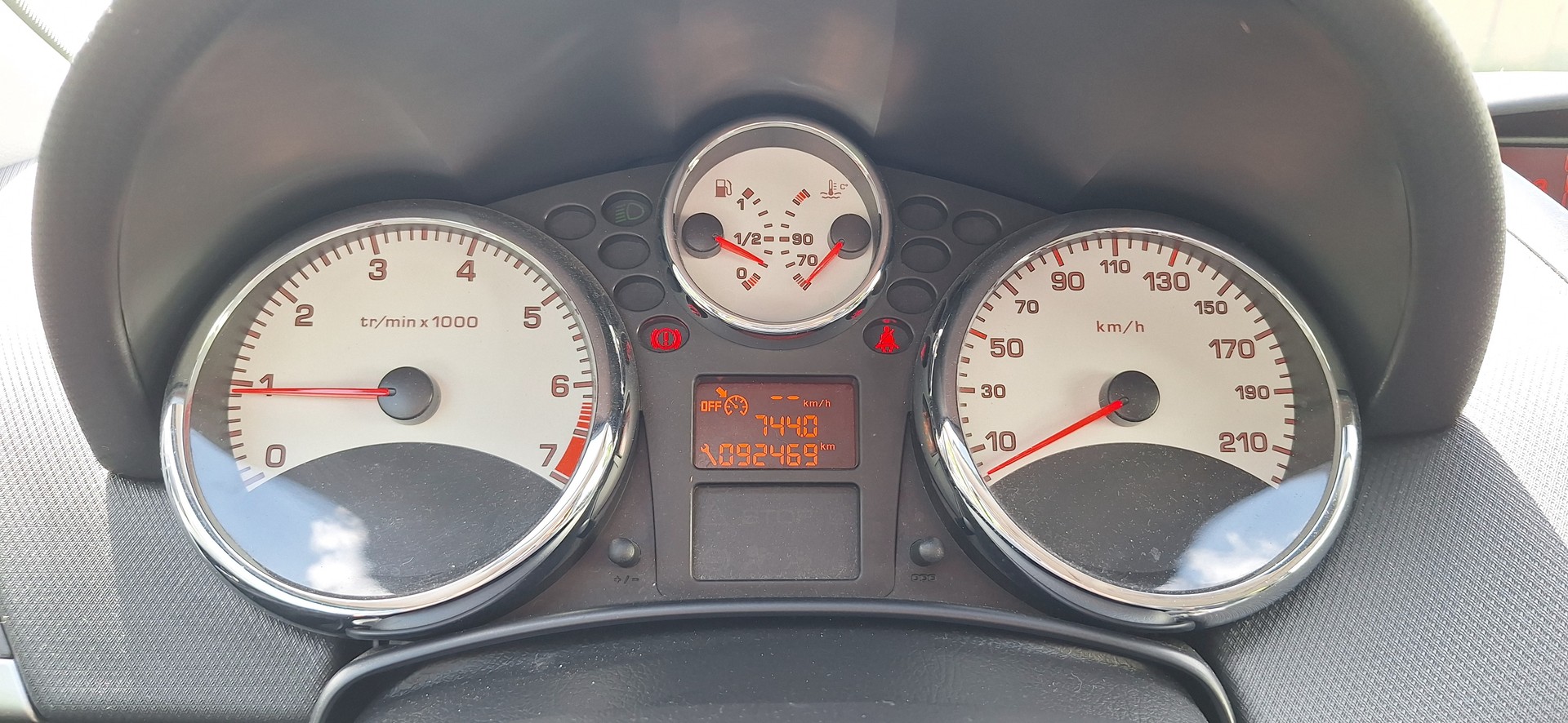 PEUGEOT 207 1.6 16V Swiss Edition-image-26