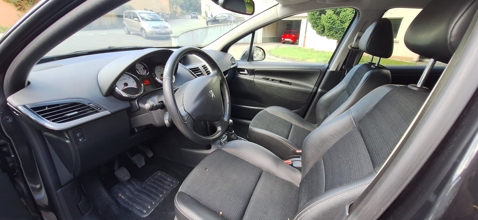 PEUGEOT 207 1.6 16V Swiss Edition-image-9