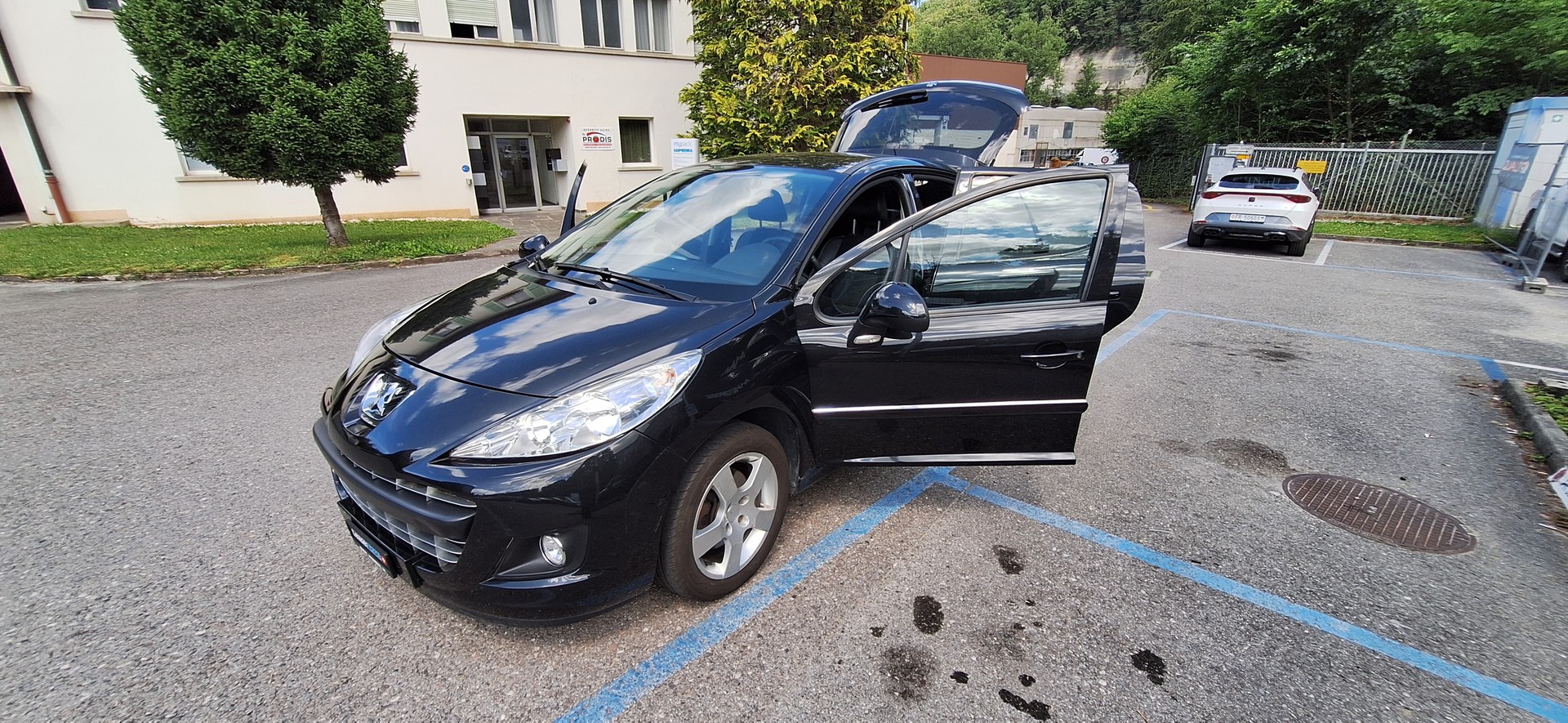 PEUGEOT 207 1.6 16V Swiss Edition-image-15