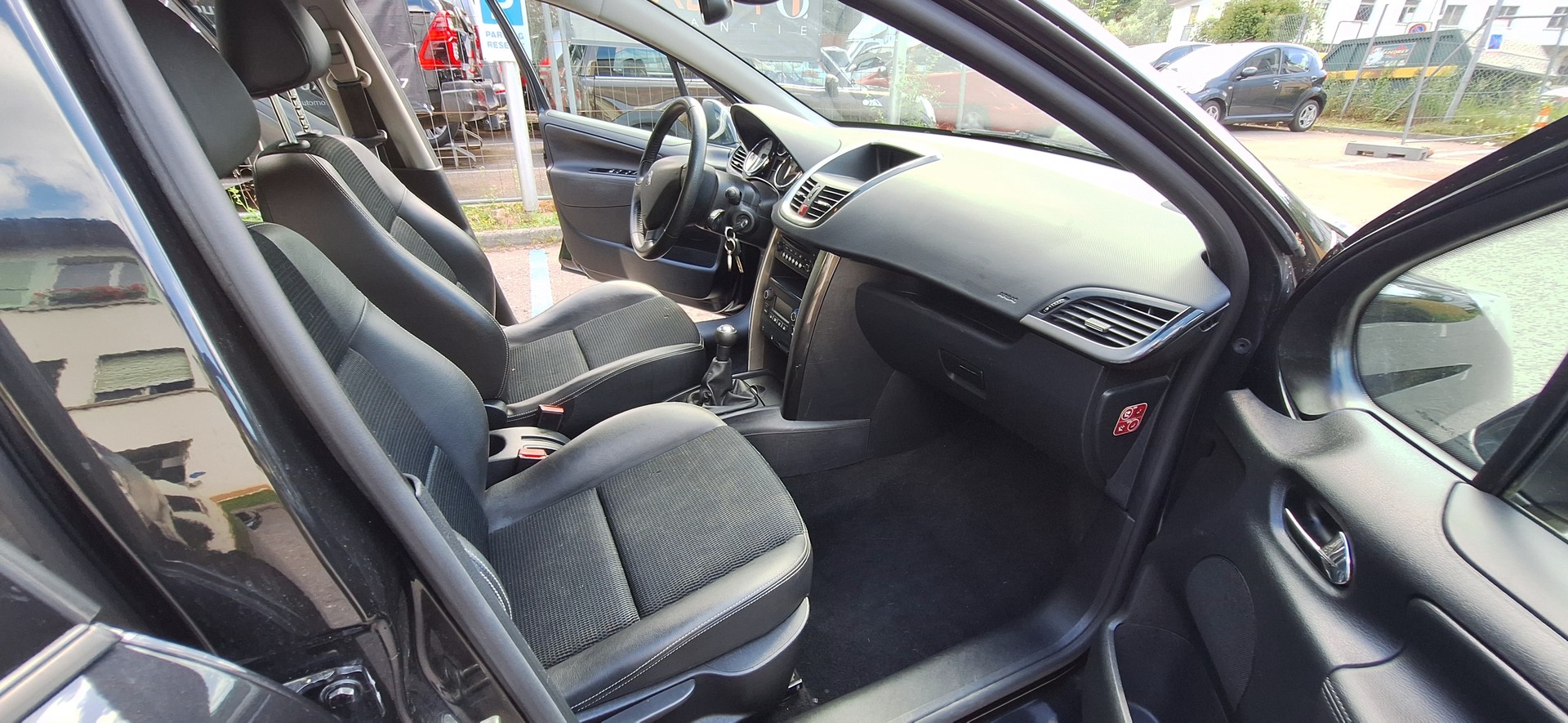 PEUGEOT 207 1.6 16V Swiss Edition-image-13