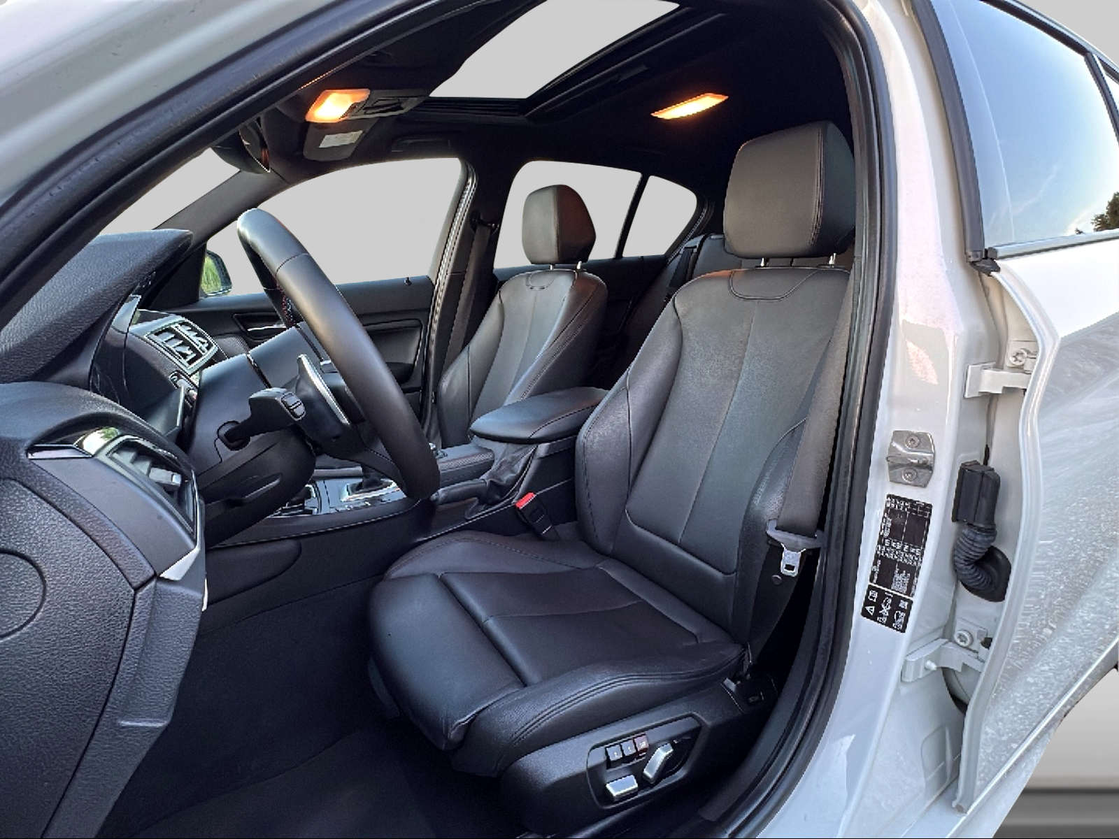 BMW M135i xDrive Steptronic-image-10