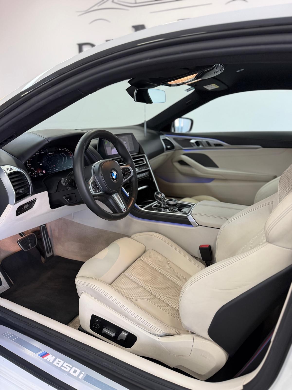 BMW M850i xDrive First Edition Steptronic *Laserlicht / Carbon / 360 Kamera / Live Cockpit / Individual Sonderlack*-image-6