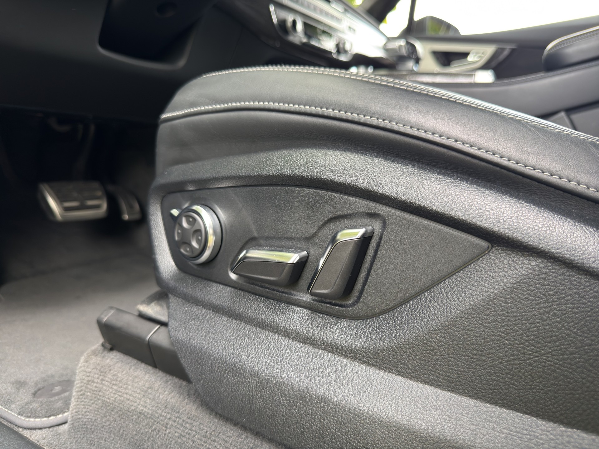 AUDI SQ7 4.0 TDI quattro tiptronic-image-9