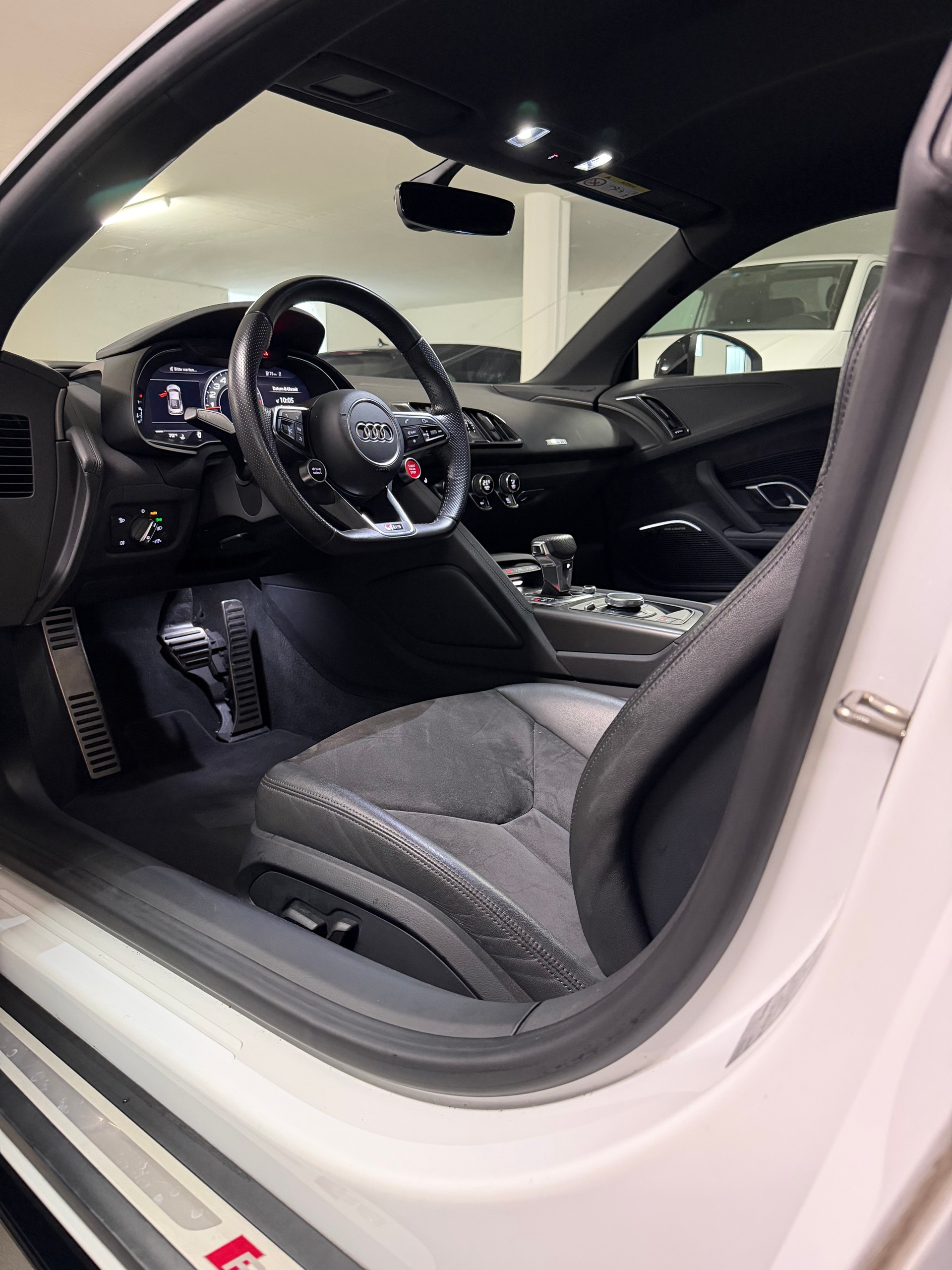 AUDI Audi R8 V10 RWD Coupe-image-8
