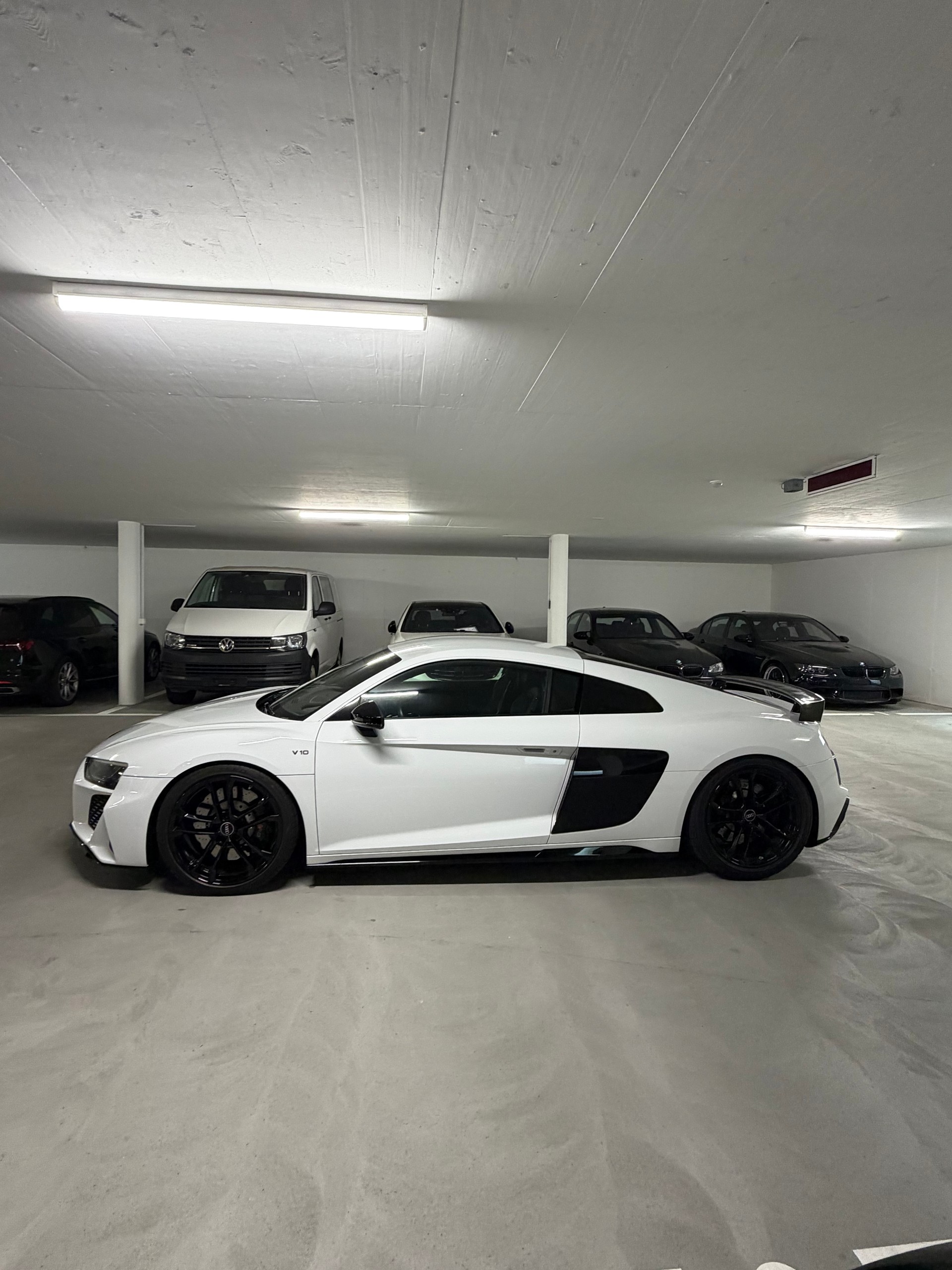AUDI Audi R8 V10 RWD Coupe-image-1