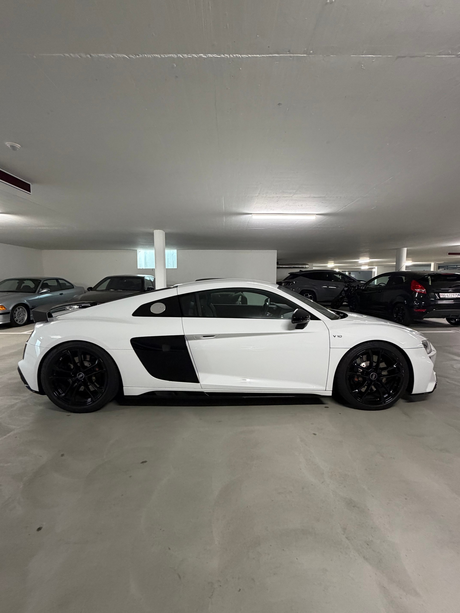 AUDI Audi R8 V10 RWD Coupe-image-5