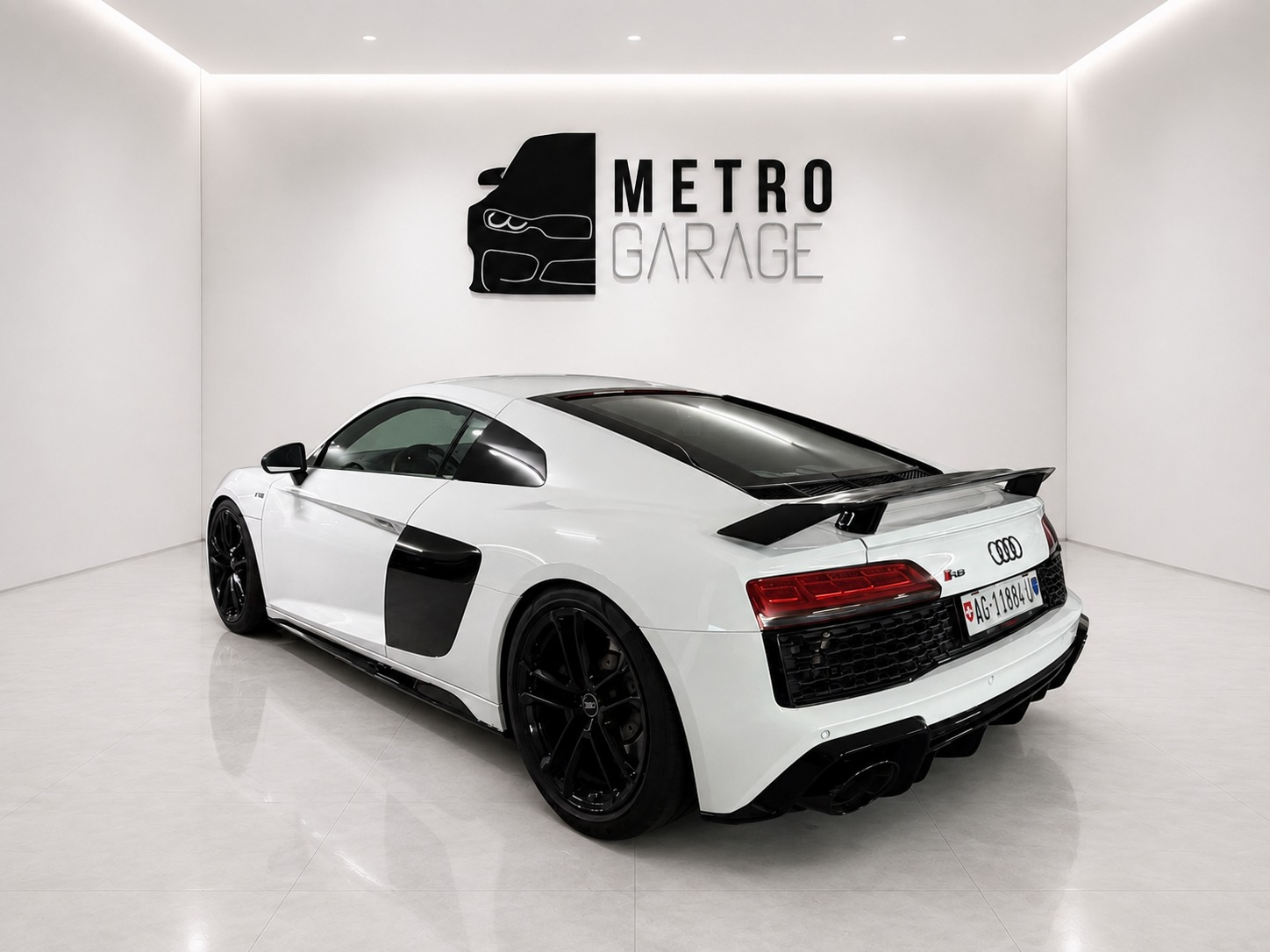 AUDI Audi R8 V10 RWD Coupe-showroom-element-2