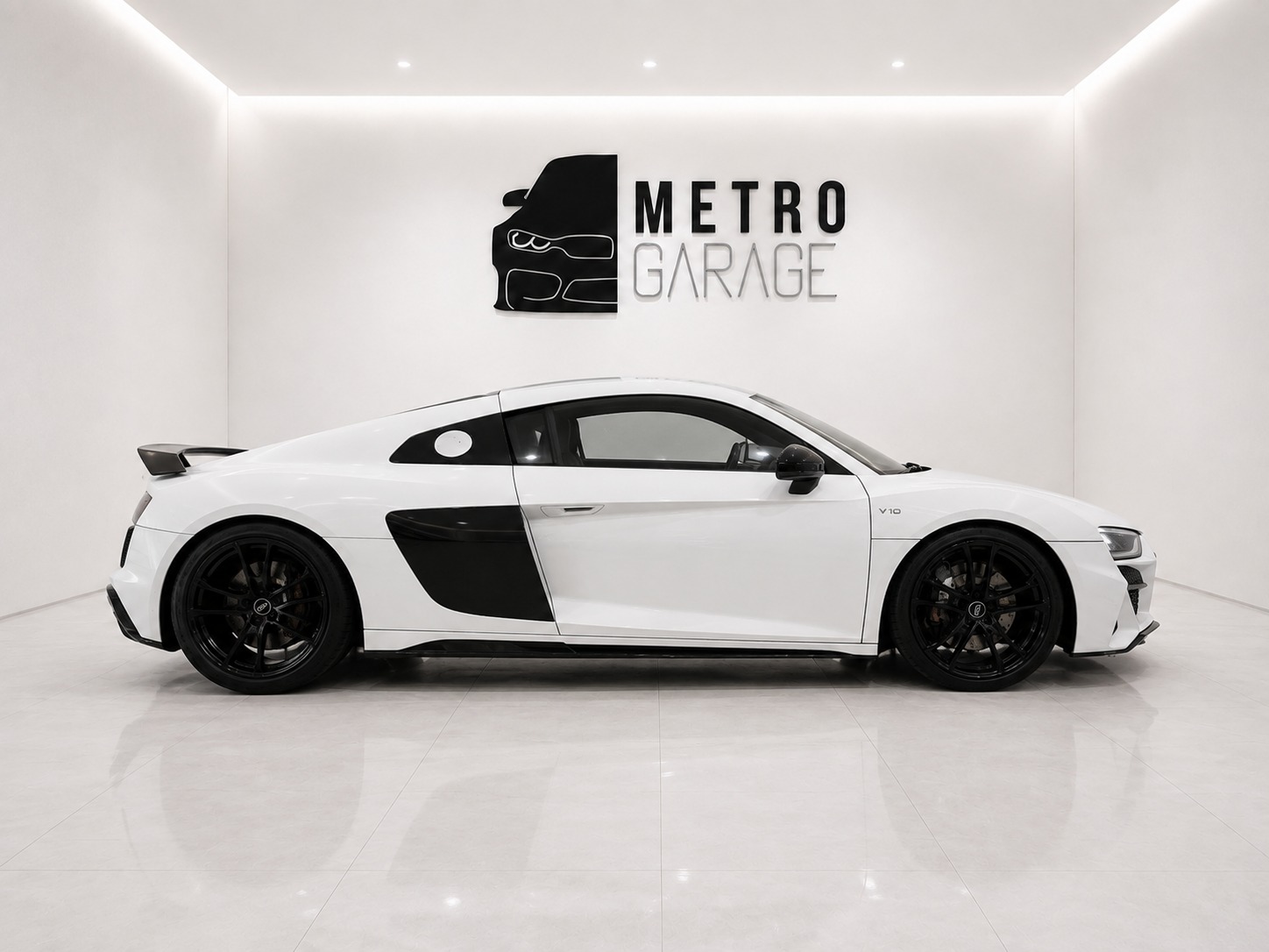 AUDI Audi R8 V10 RWD Coupe-image-5