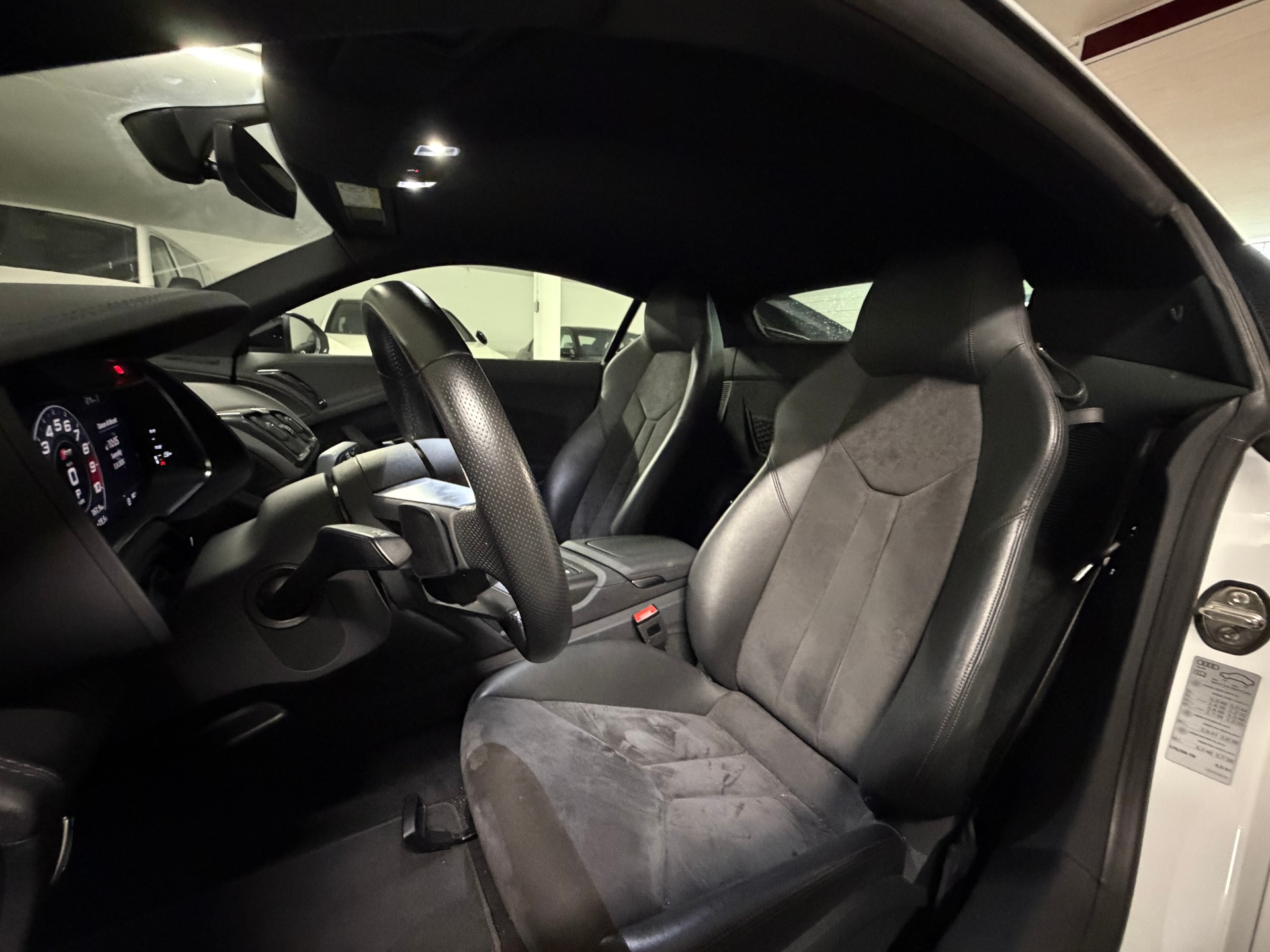 AUDI Audi R8 V10 RWD Coupe-image-9
