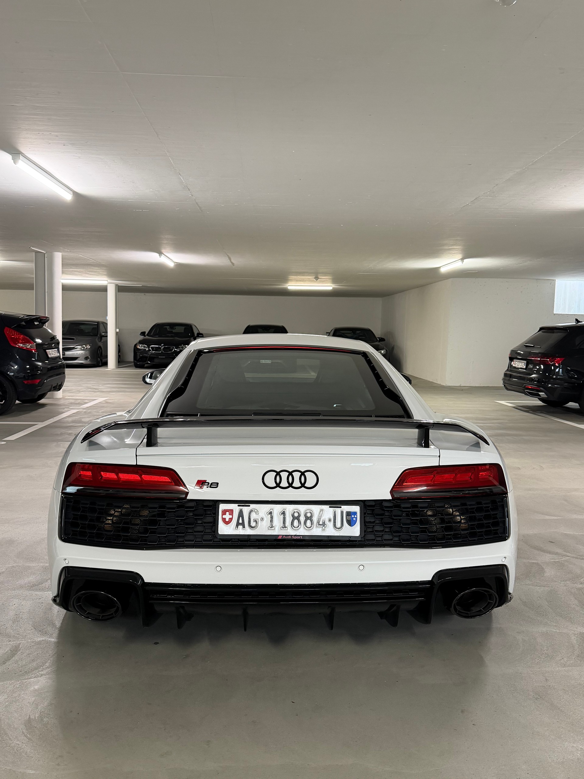 AUDI Audi R8 V10 RWD Coupe-image-3