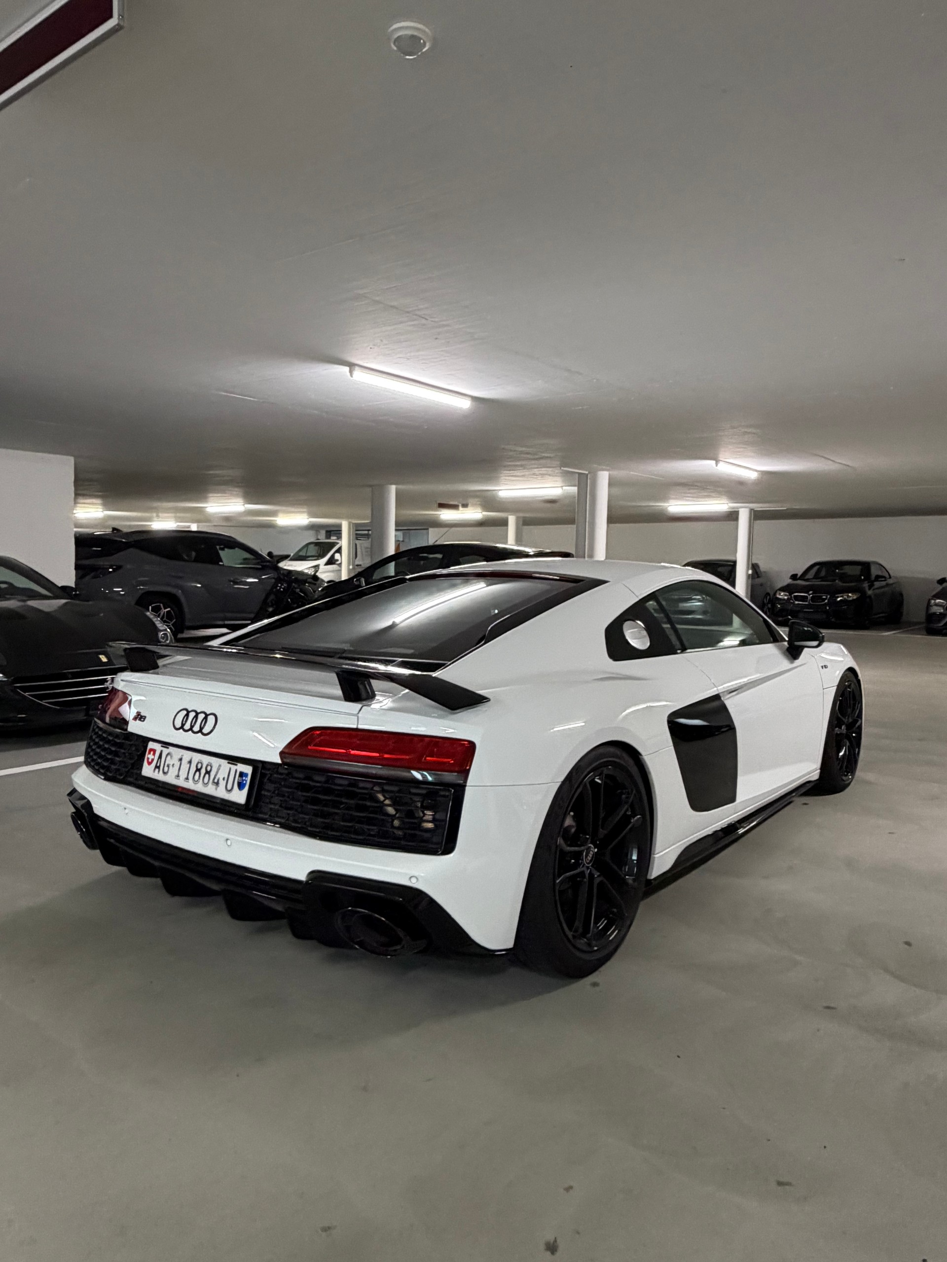 AUDI Audi R8 V10 RWD Coupe-image-4