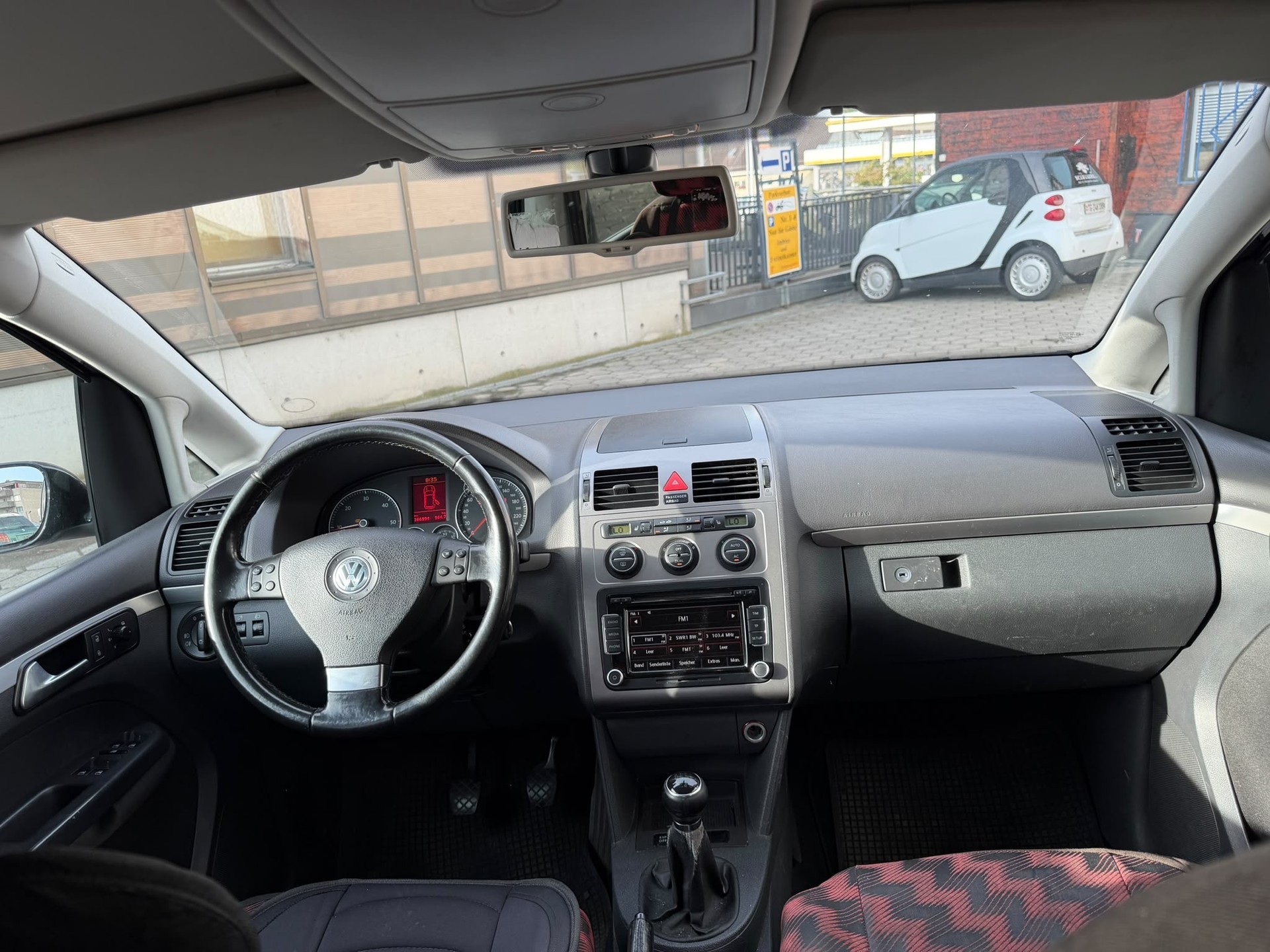VW Touran 2.0 TDI Highline-image-4