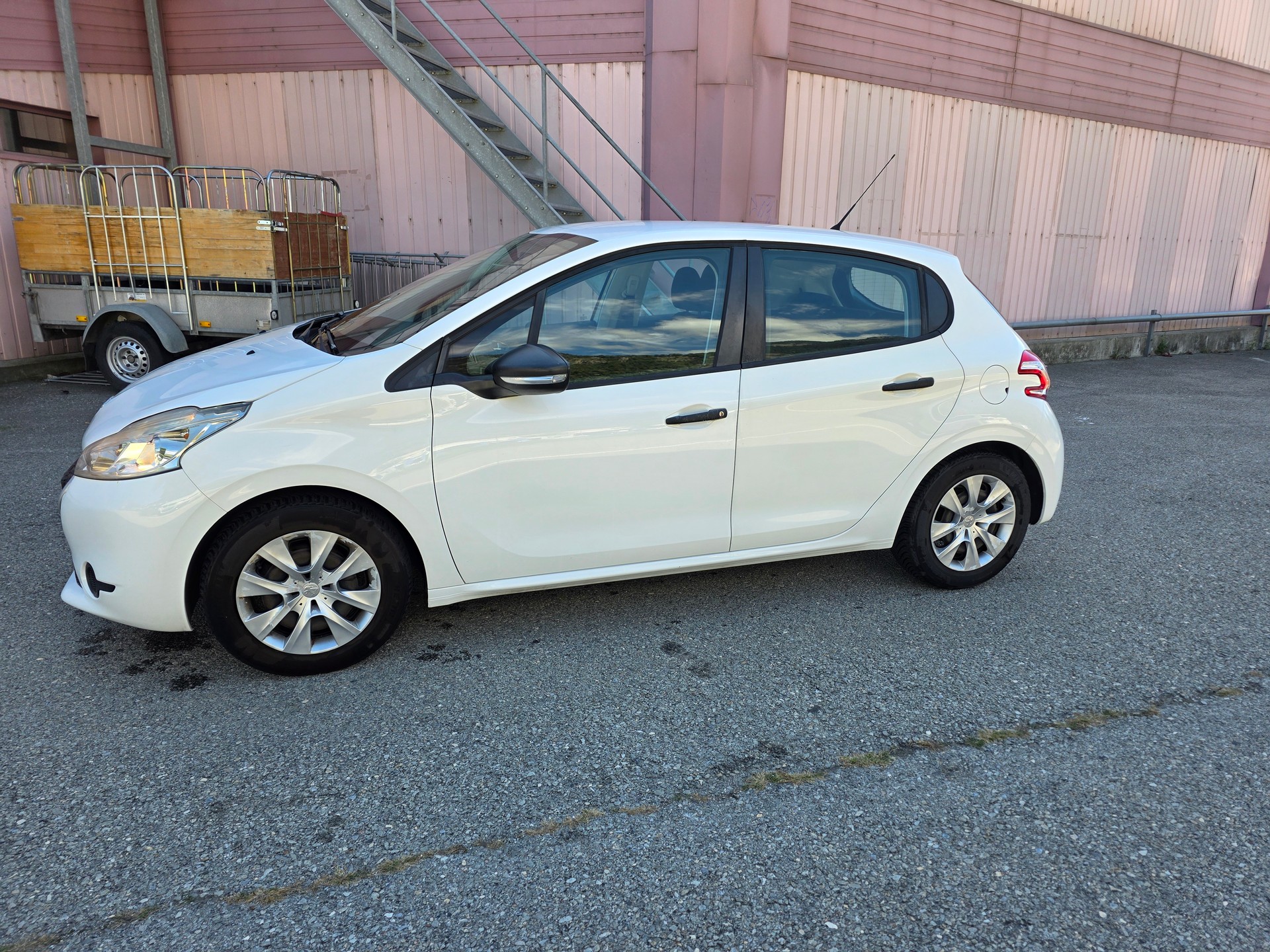 PEUGEOT 208 1.2 VTI Roland Garros-image-4