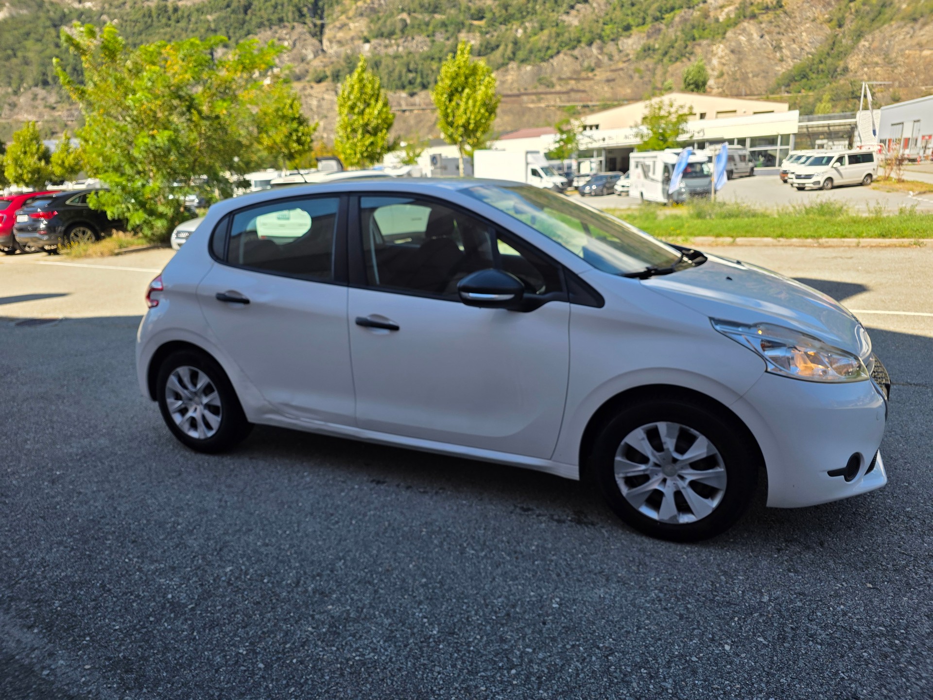 PEUGEOT 208 1.2 VTI Roland Garros-image-3