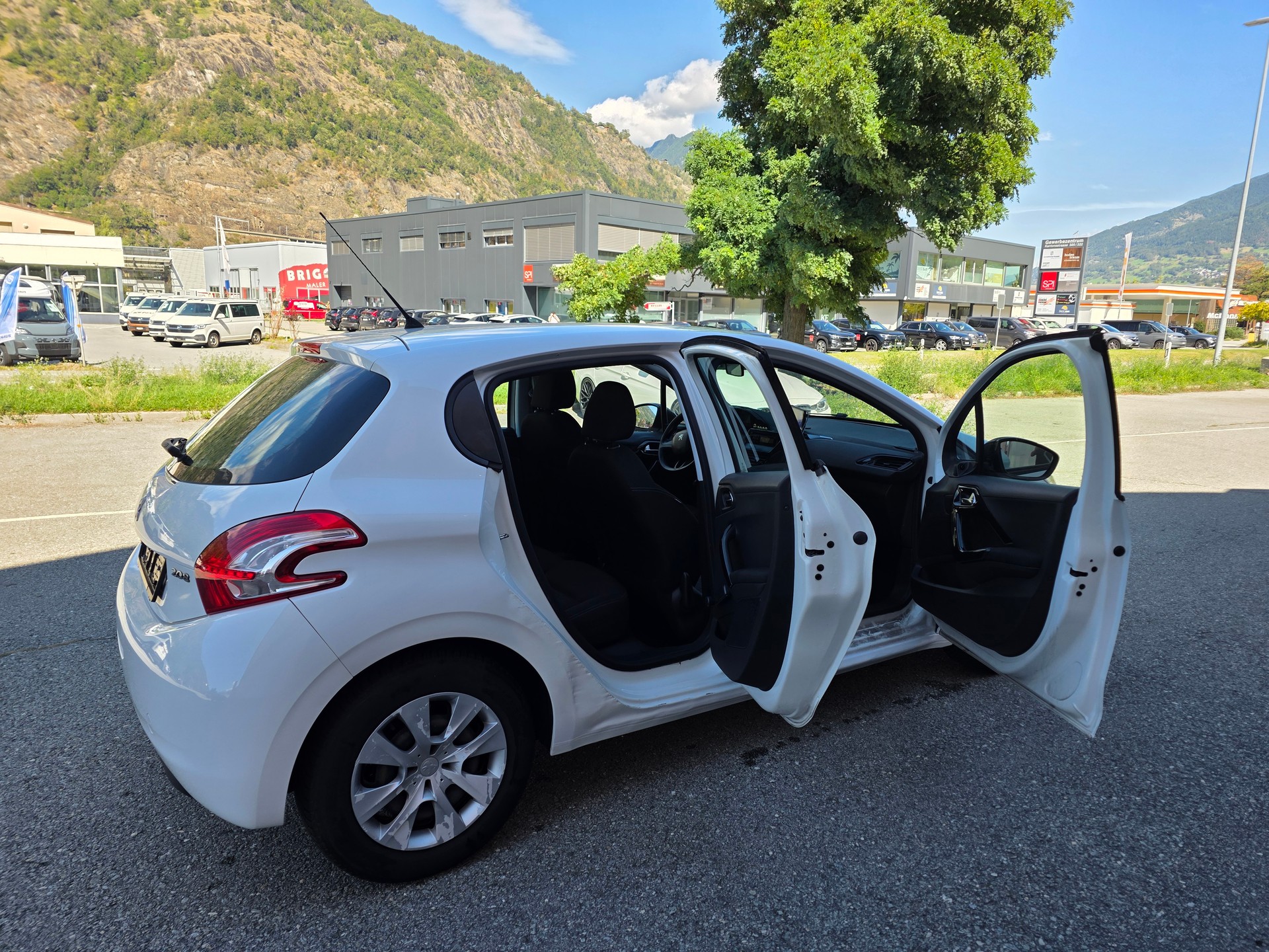 PEUGEOT 208 1.2 VTI Roland Garros-image-9