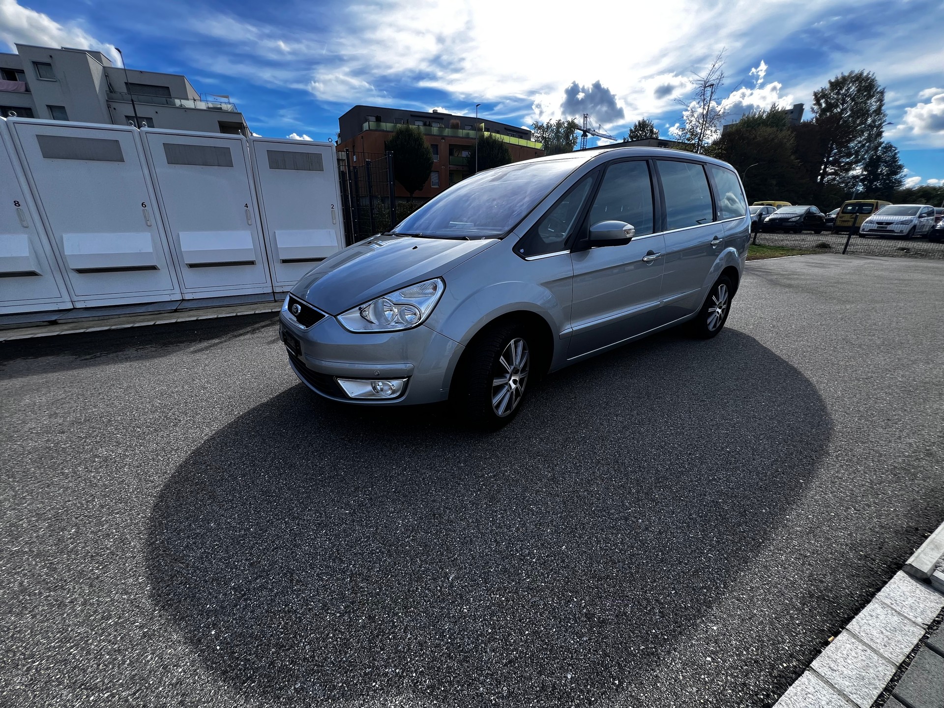 FORD Galaxy 2.0i Ghia-image-1