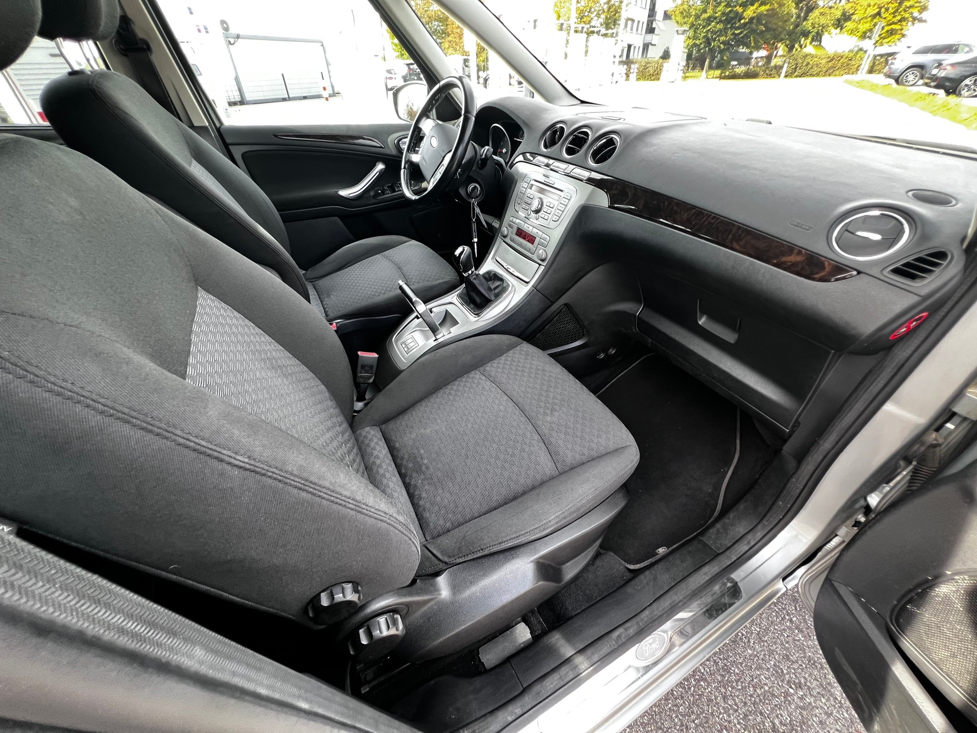 FORD Galaxy 2.0i Ghia-image-6
