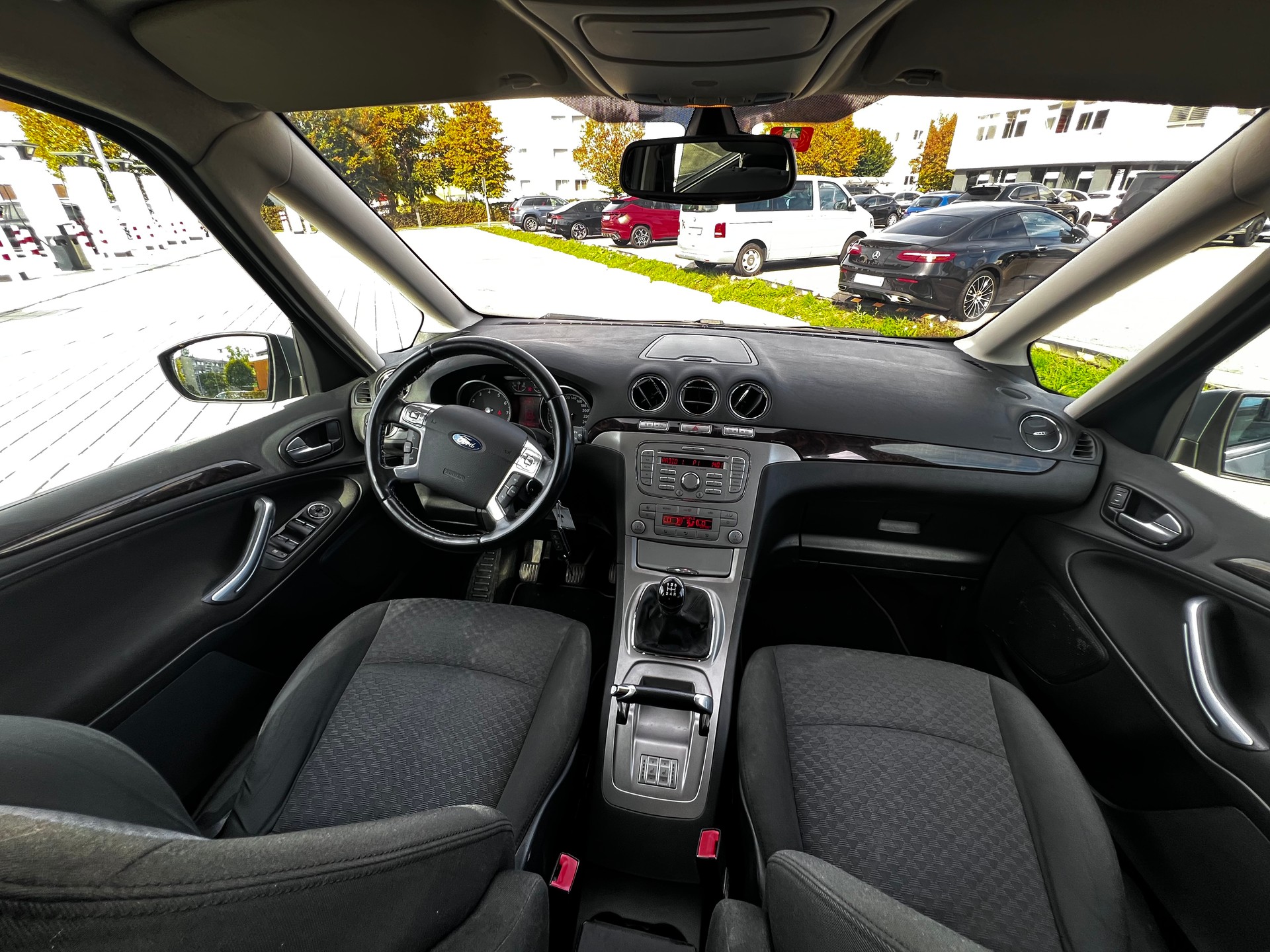 FORD Galaxy 2.0i Ghia-image-9