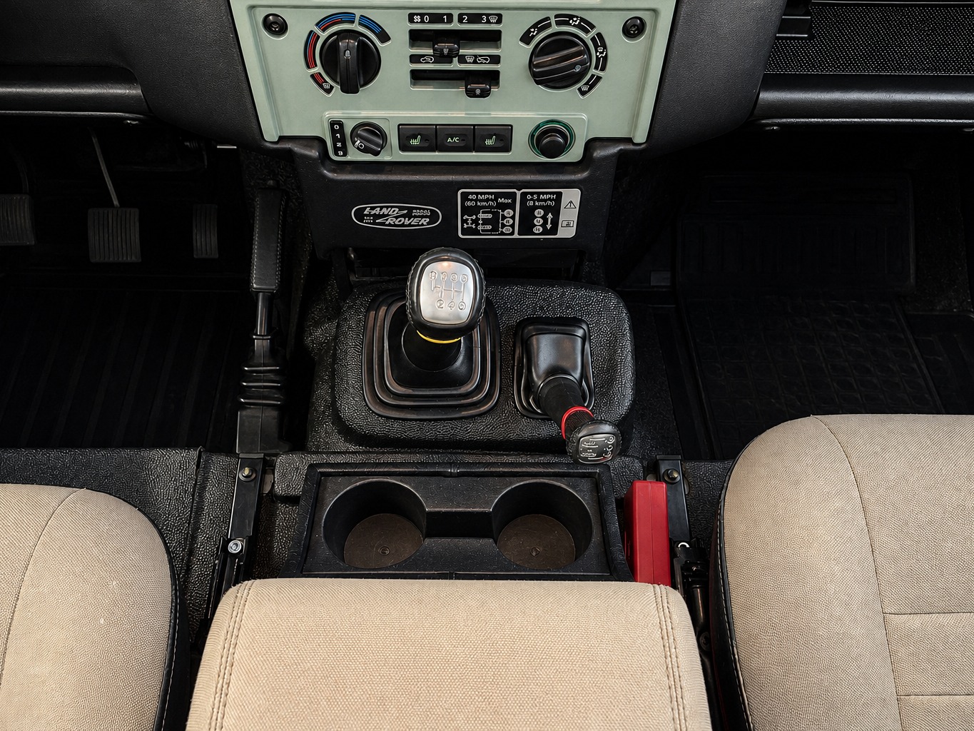 LAND ROVER Defender 110 2.2 TD4 SW Heritage-image-22