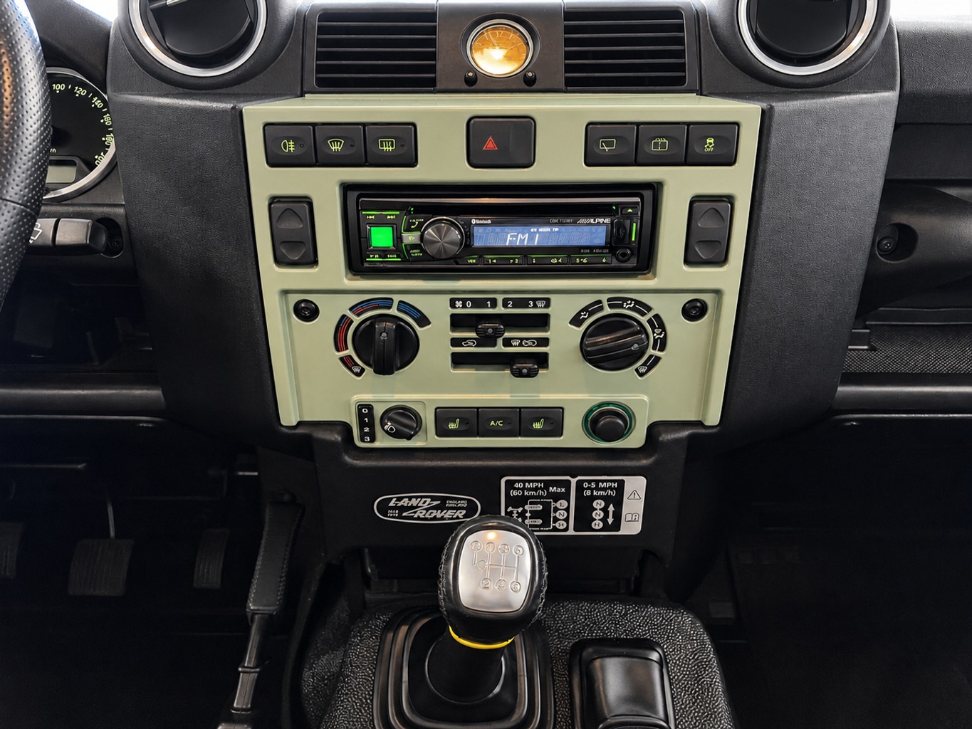 LAND ROVER Defender 110 2.2 TD4 SW Heritage-image-21