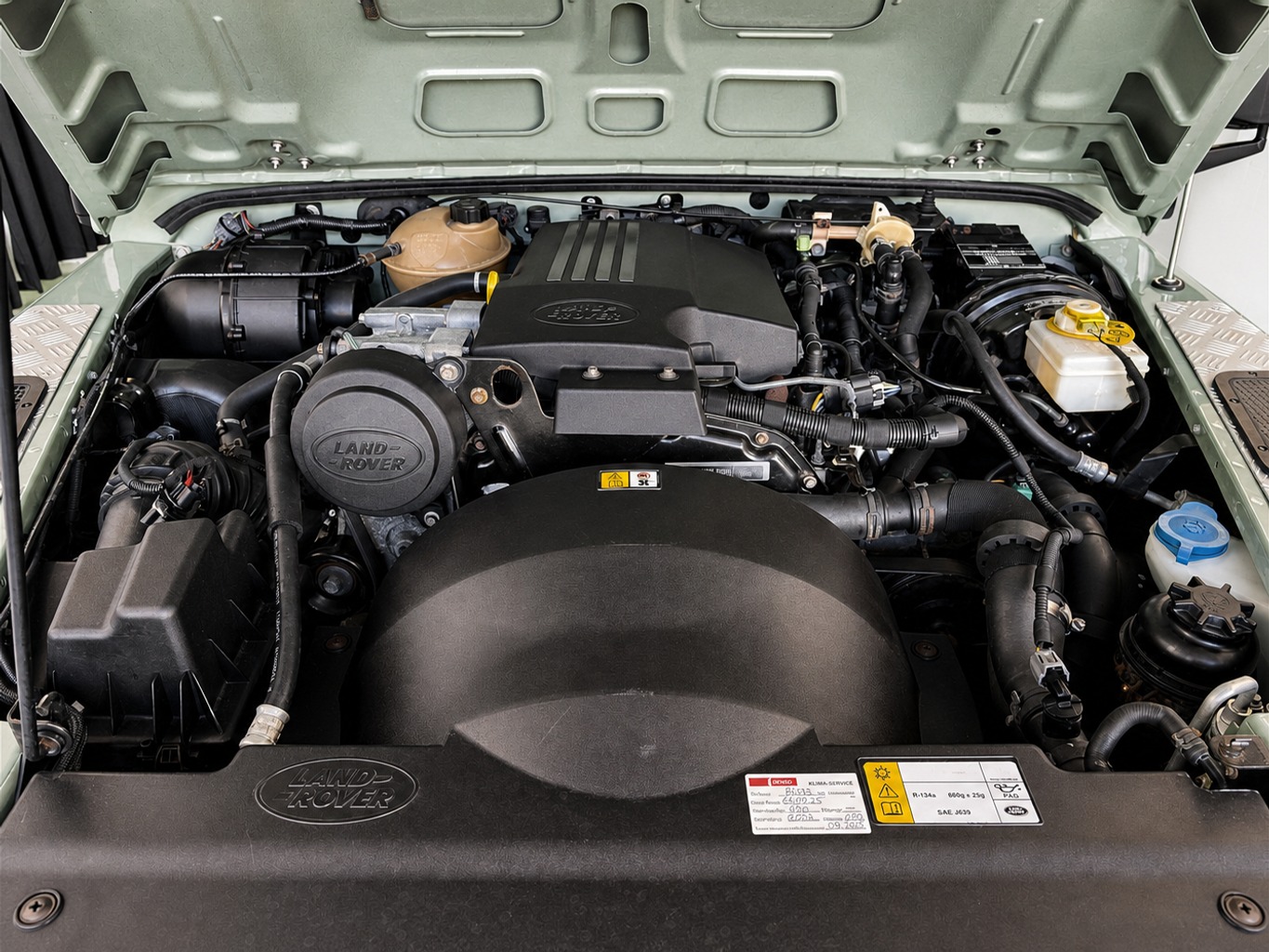 LAND ROVER Defender 110 2.2 TD4 SW Heritage-image-6