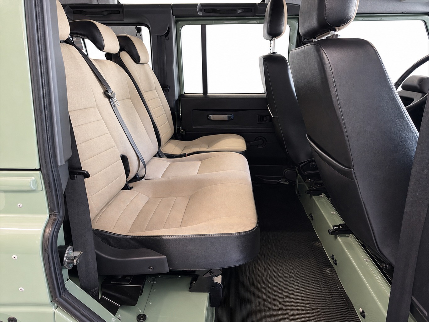 LAND ROVER Defender 110 2.2 TD4 SW Heritage-image-15