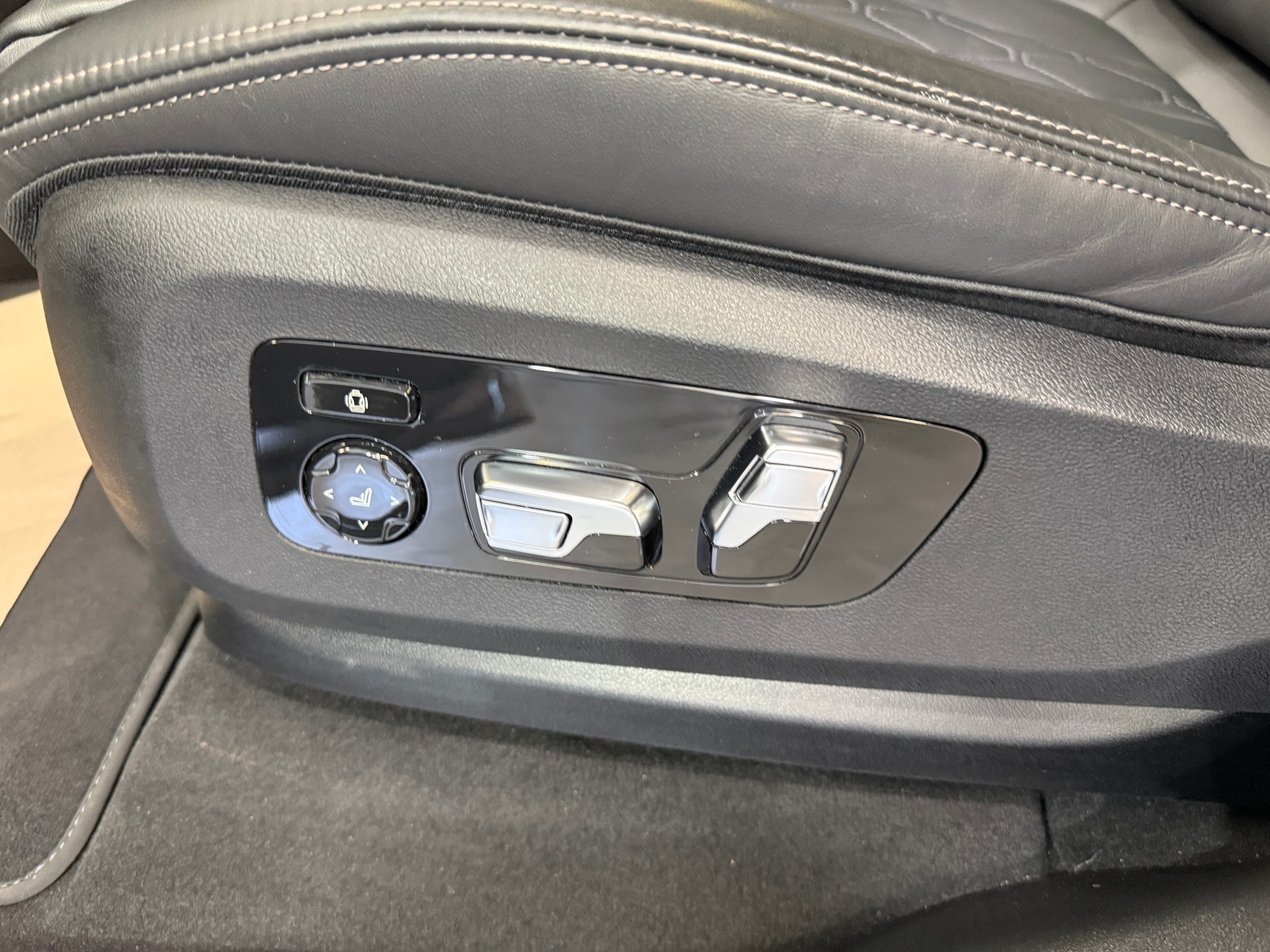 BMW X7 xDrive 48V 40d M Sport Pro Steptronic-image-18