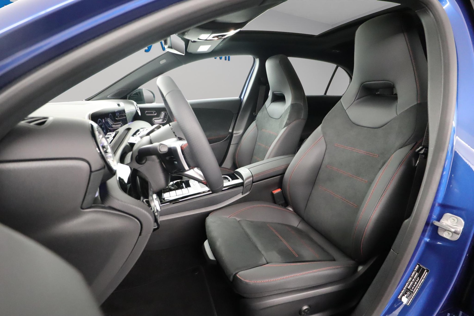 MERCEDES-BENZ A 220 4Matic-image-6