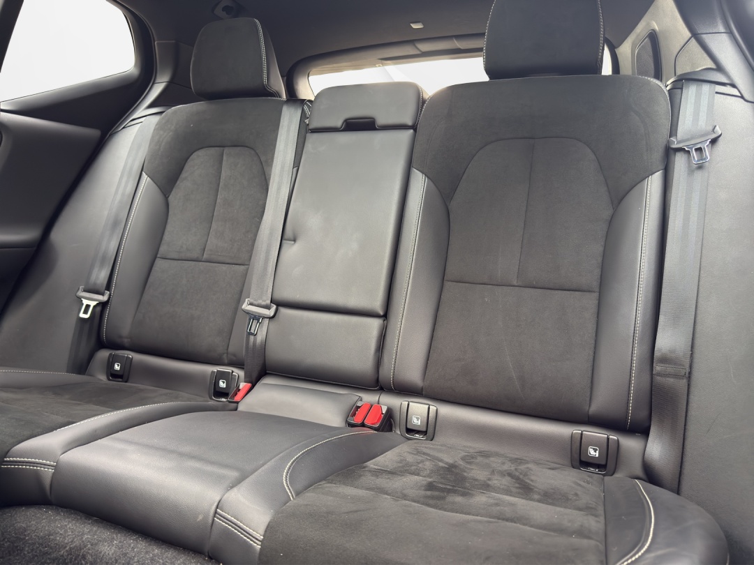VOLVO XC40 B4 Benzin Mild Hybrid R-Design Geartronic-image-10
