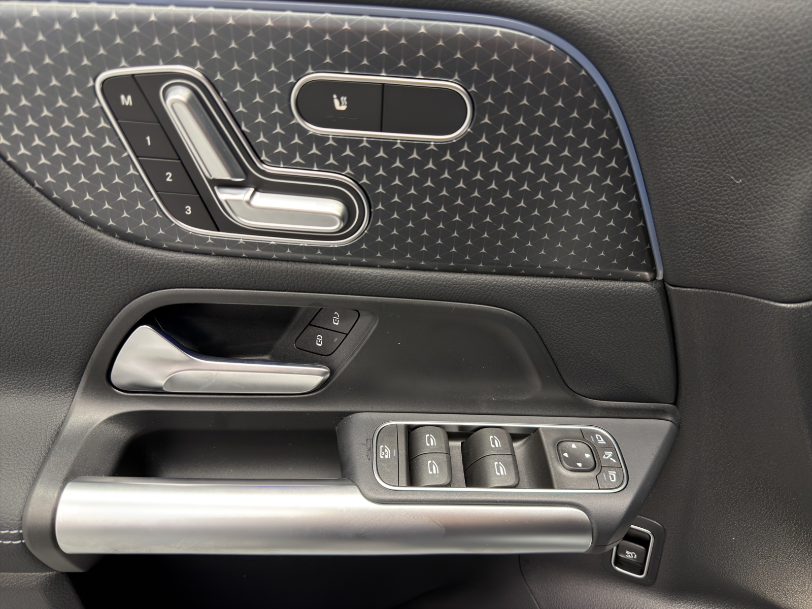 MERCEDES-BENZ GLA 200 Progressive Line Night Star-image-12