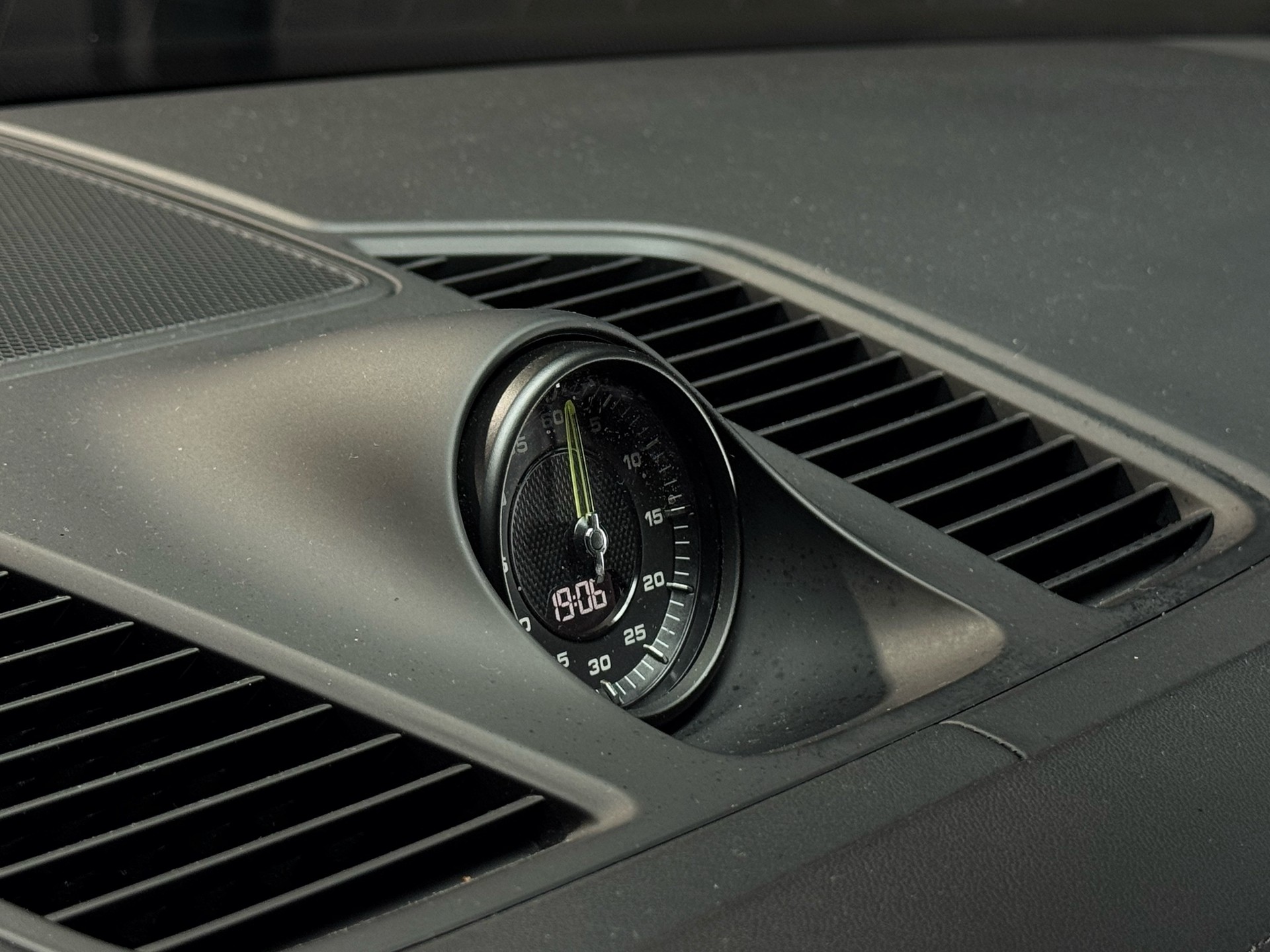 PORSCHE Cayenne E-Hybrid-image-7