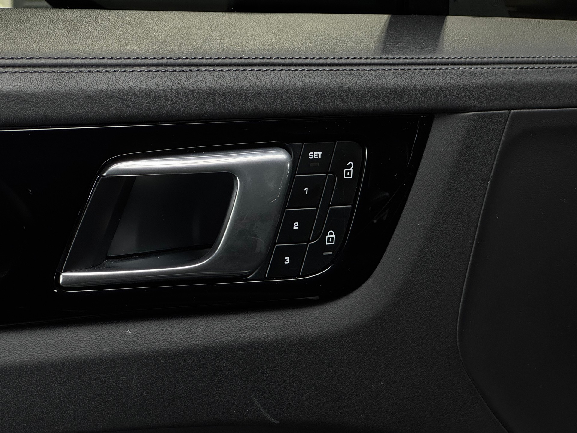 PORSCHE Cayenne E-Hybrid-image-12
