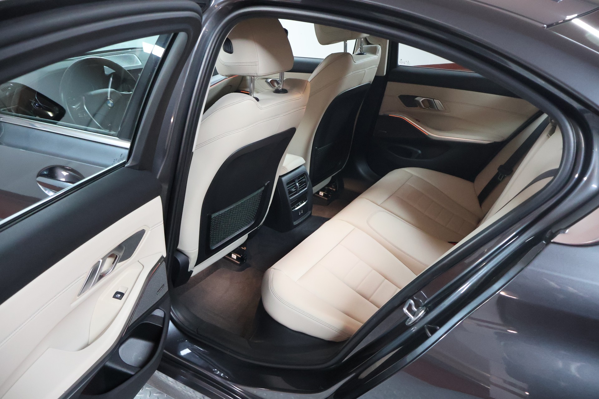 BMW 320d xDrive 48V Steptronic Luxury Line-image-17